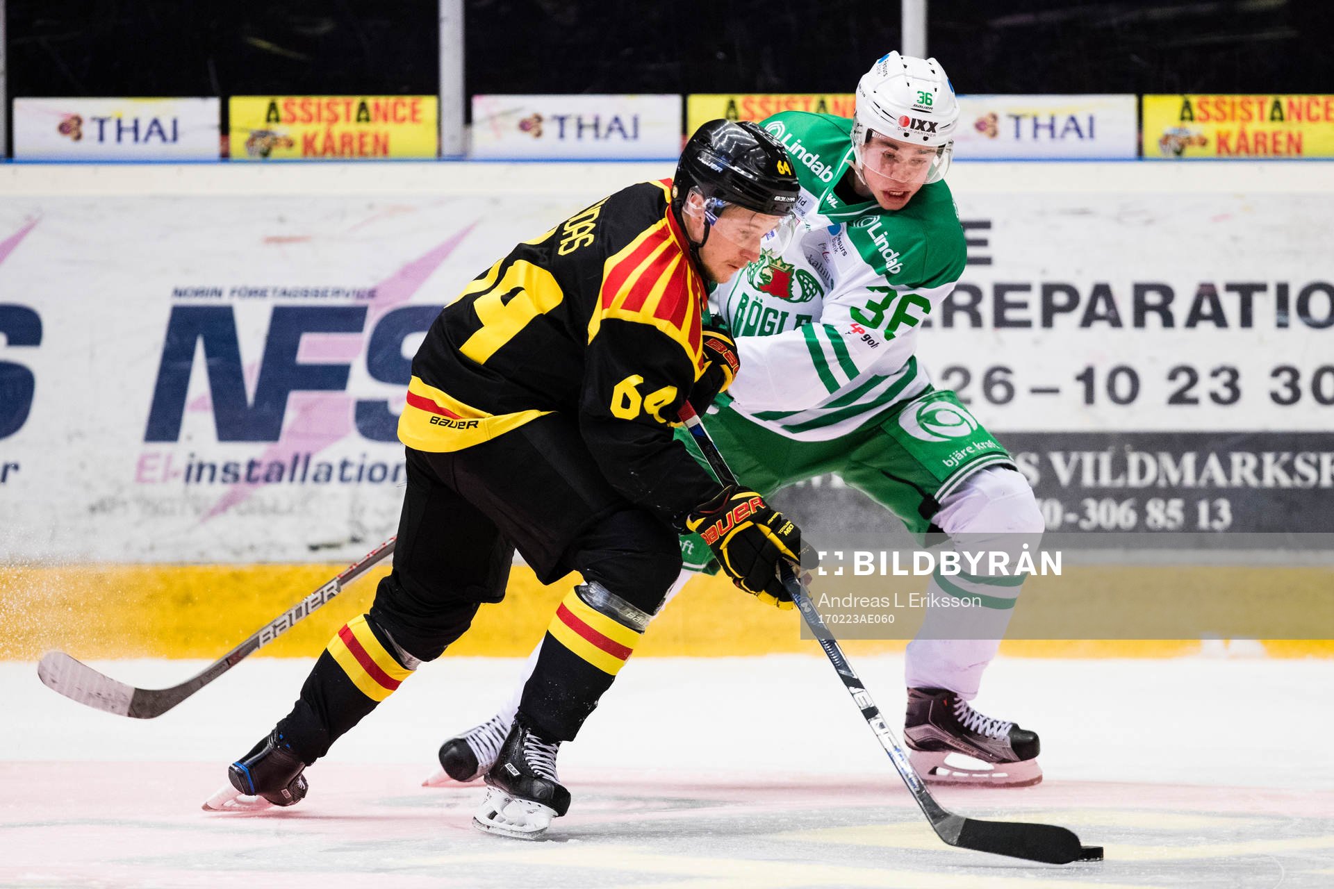 Rögles Filip Karlsson i kamp om pucken med Brynäs