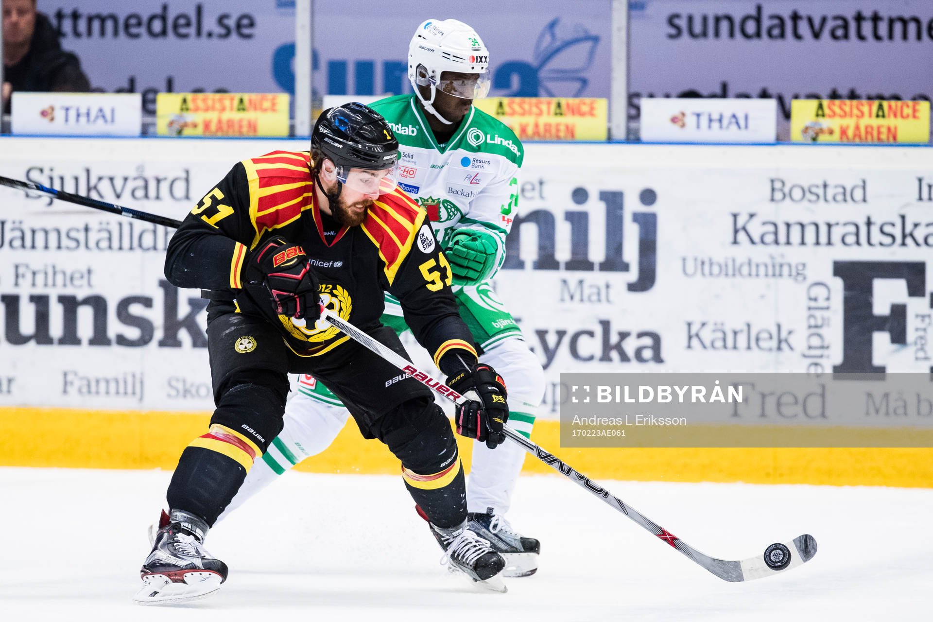 Brynäs Marc Zanetti i kamp om pucken med Rögles Edwin