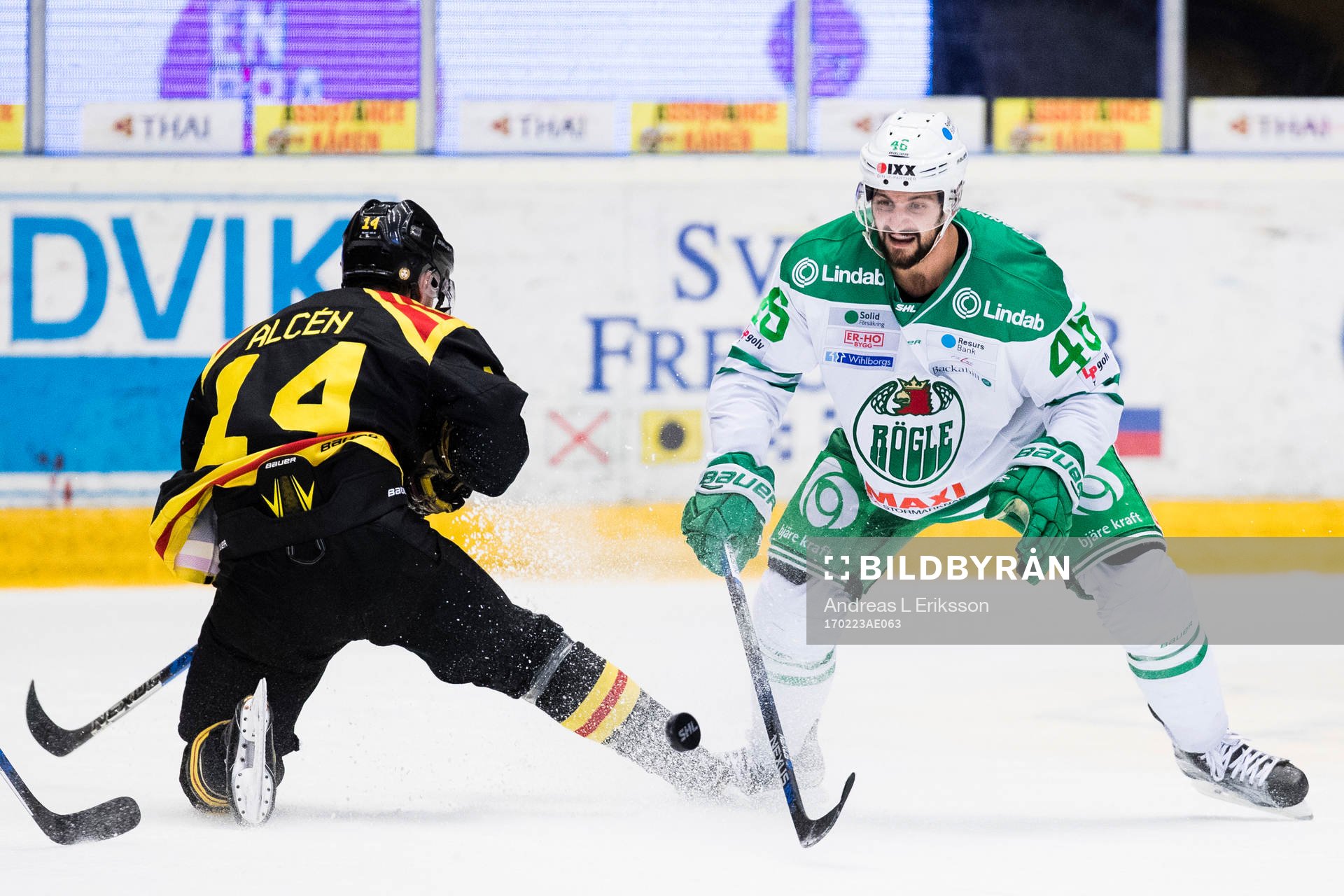 Brynäs Johan Alcén i kamp om pucken med Rögles Kevin