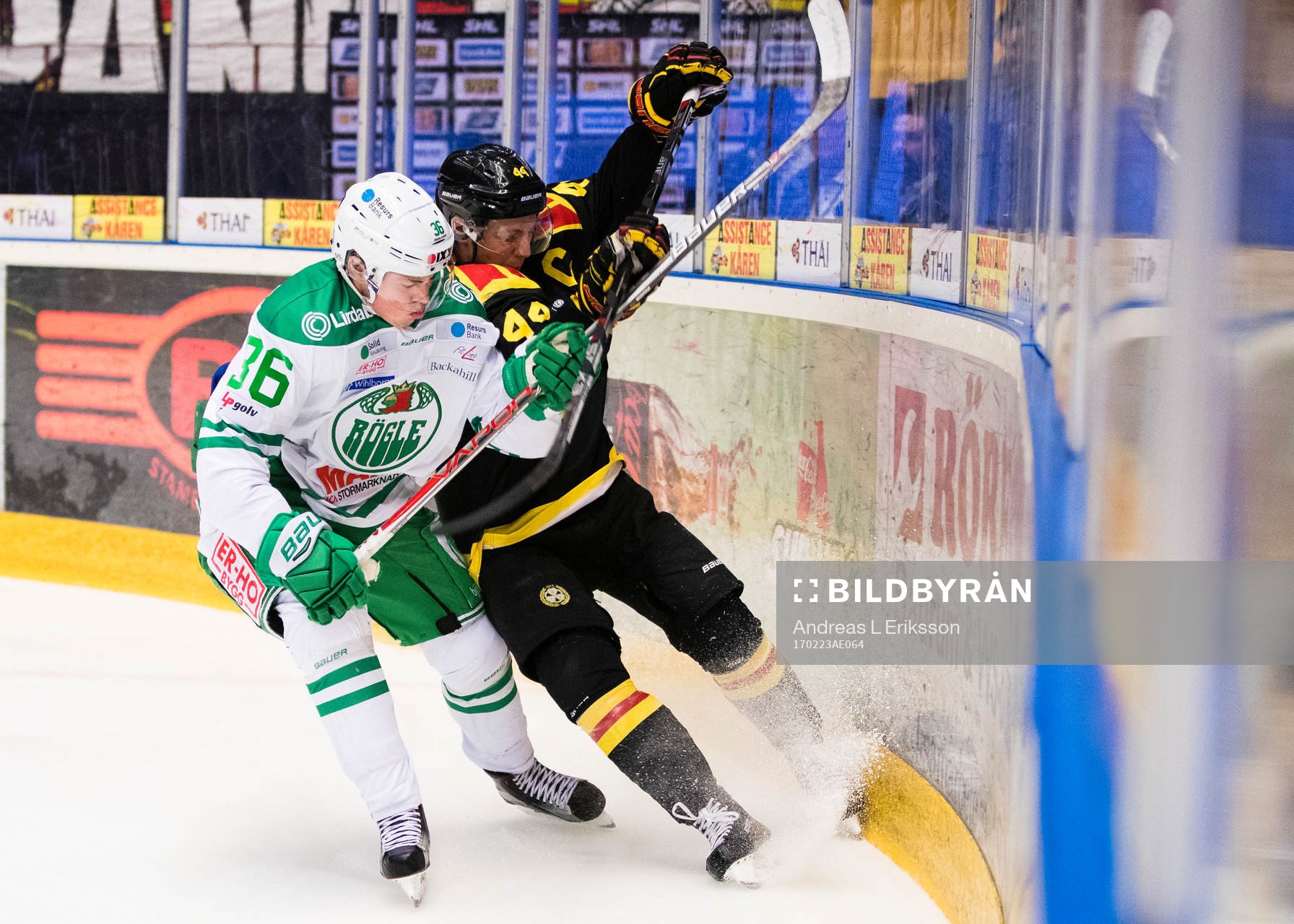 Rögles Filip Karlsson i en närkamp med Brynäs Jacob