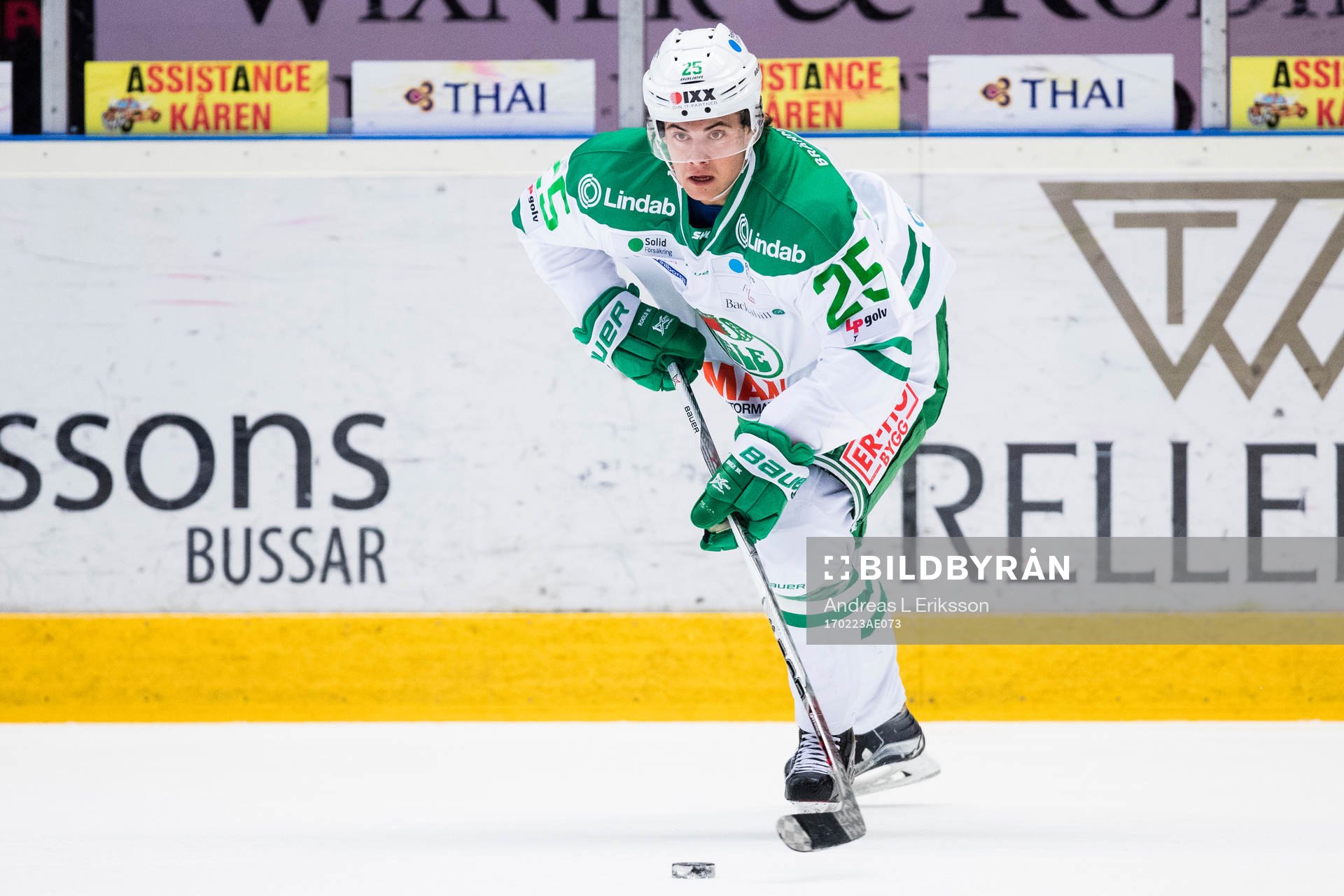 Rögles Ludvig Elvenes med pucken