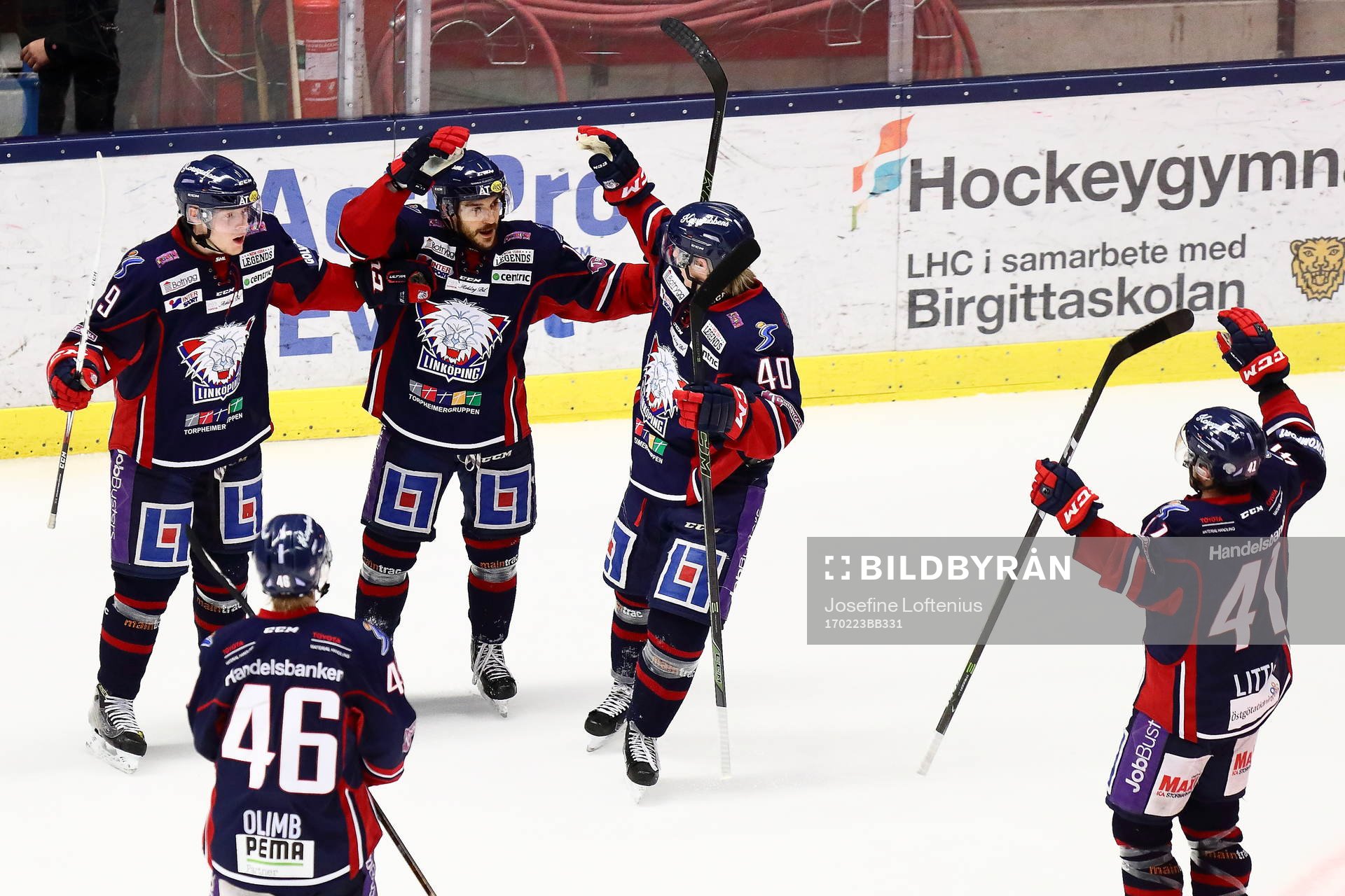 Linköpings Garrett Roe jublar med bland andra Ken Andre