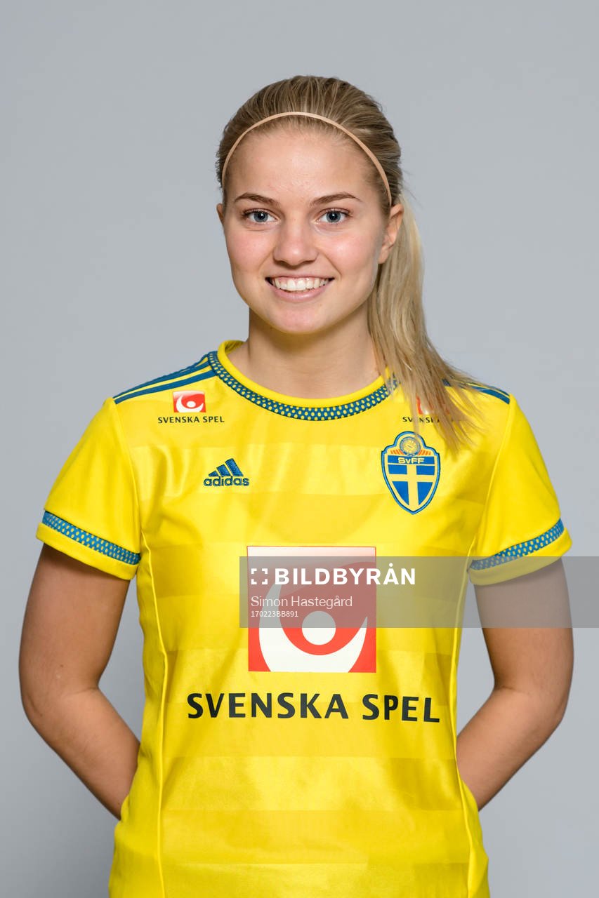 Sara Linnakallio i F17/00-landslaget poserar för ett porträtt den 23 februari 2017 i Stockholm.