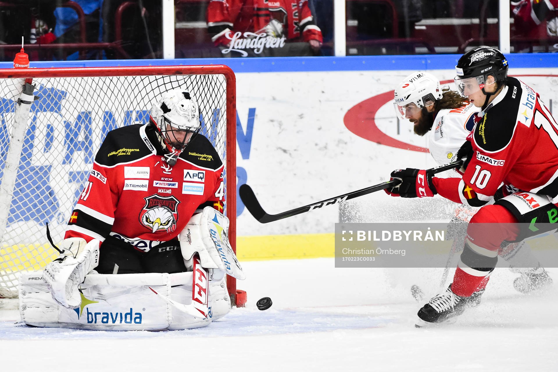 Växjös Ville Leino oroar framför Malmö Redhawks