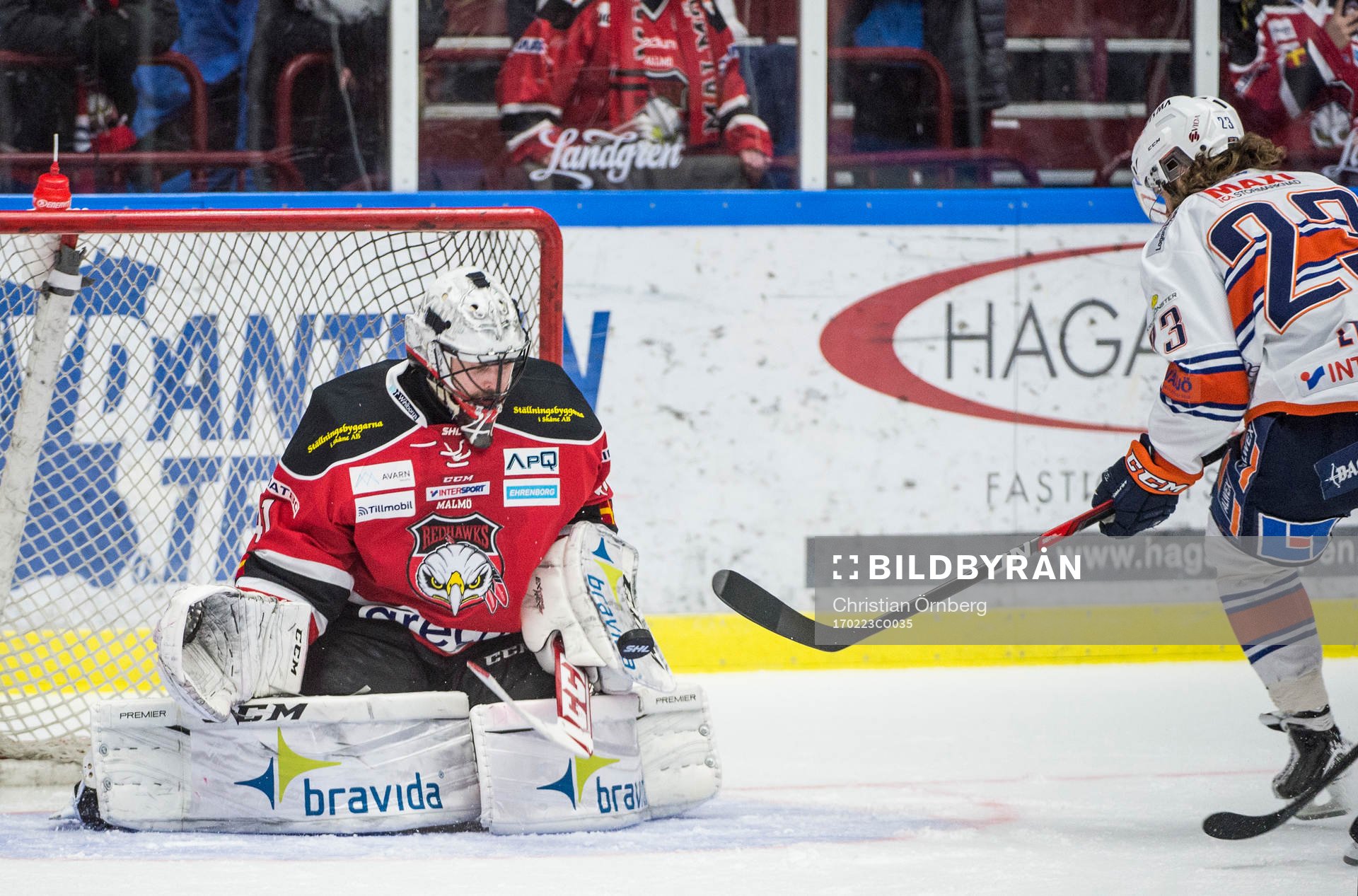 Växjös Ville Leino mot Malmö Redhawks målvakt