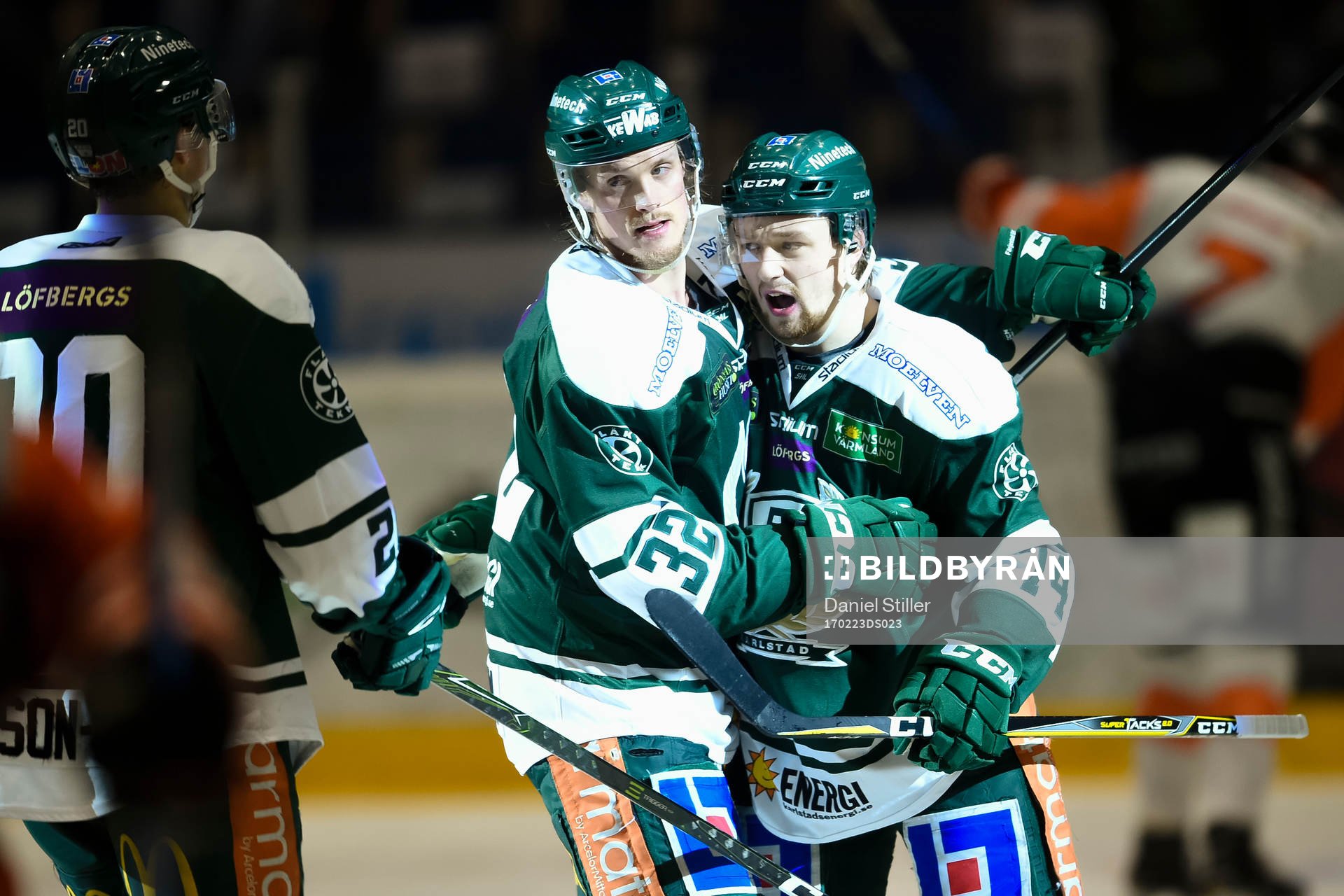 Färjestads Magnus Nygren och Rasmus Asplund jublar