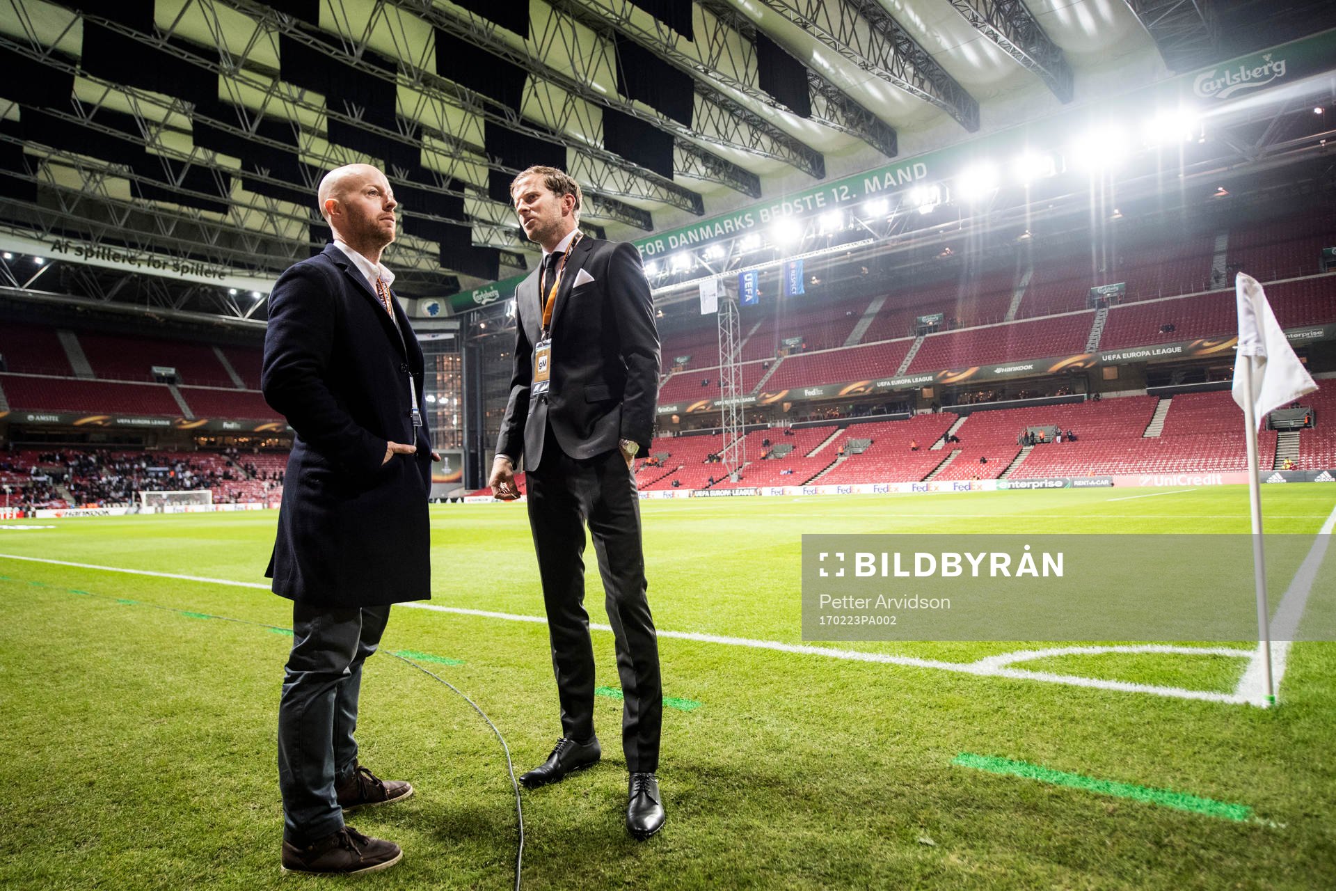 FC Köpenhamns Mikael Antonsson (th) ute och känner på planen inför fotbollsmatchen i Europa League mellan Köpenhamn och Ludogorets den 23 februari 2017 i Köpenhamn.