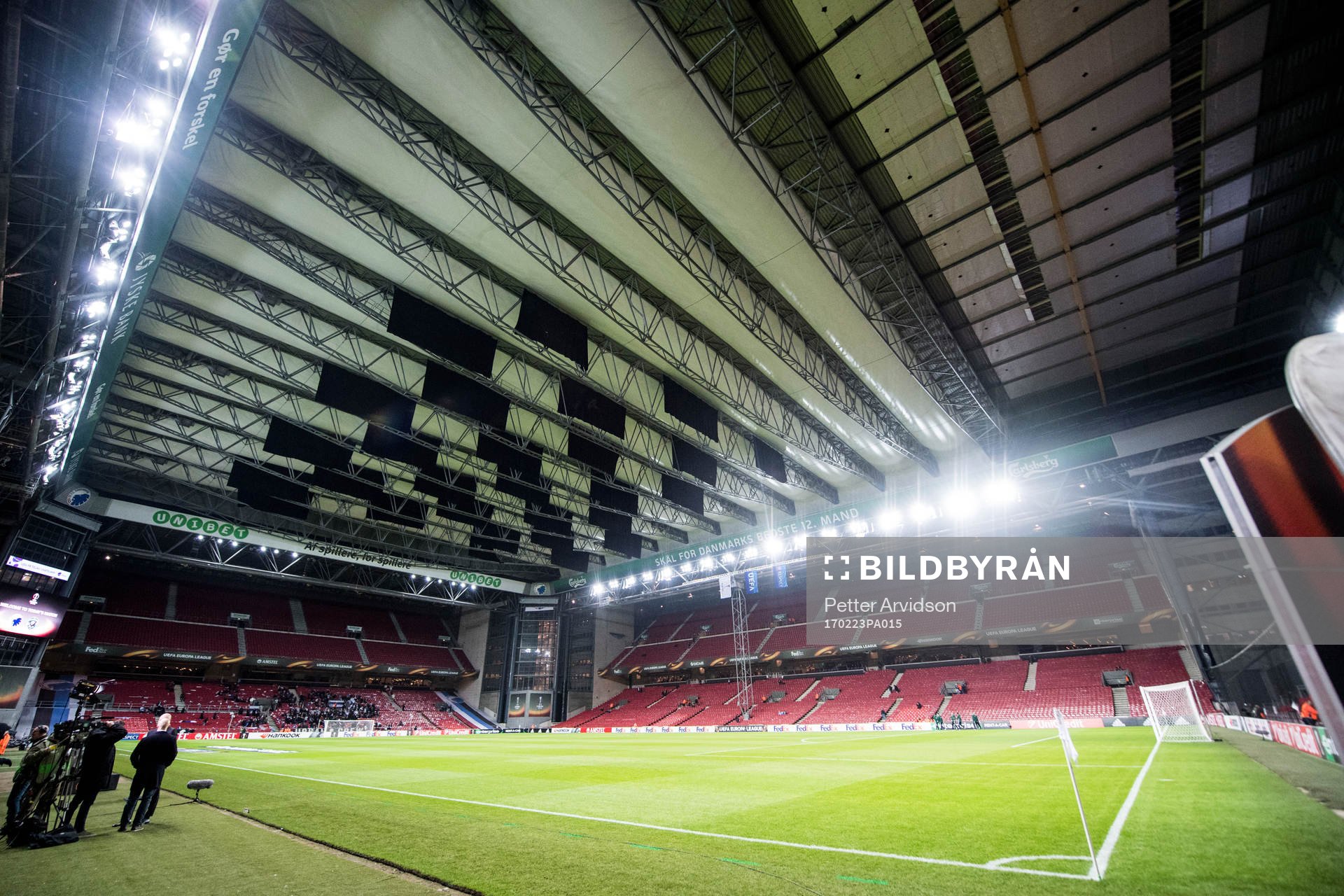 Taket är utfällt på Parken arena pågrund av tungt