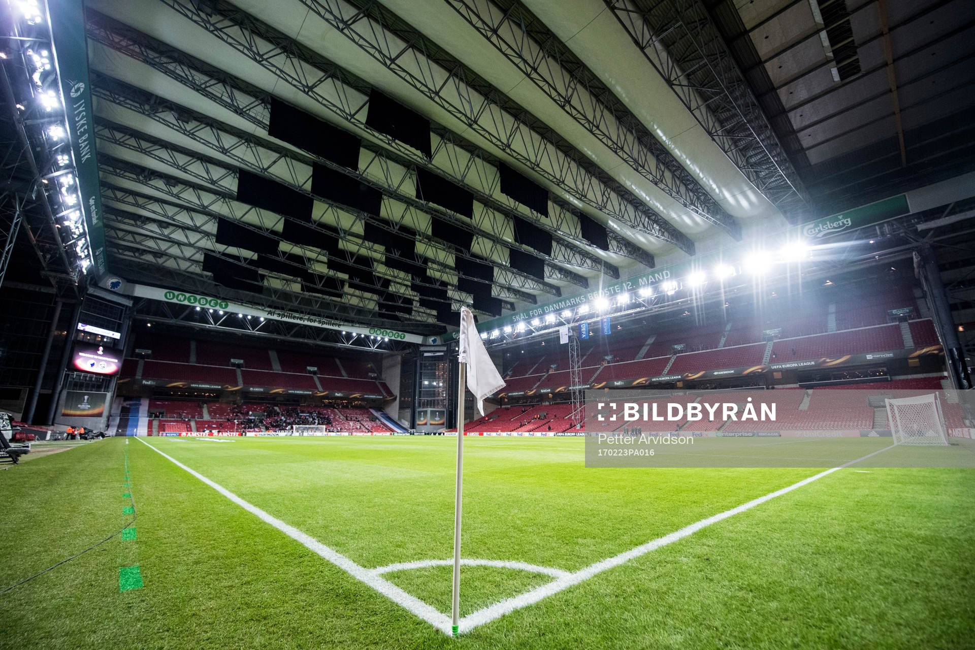 Taket är utfällt på Parken arena pågrund av tungt