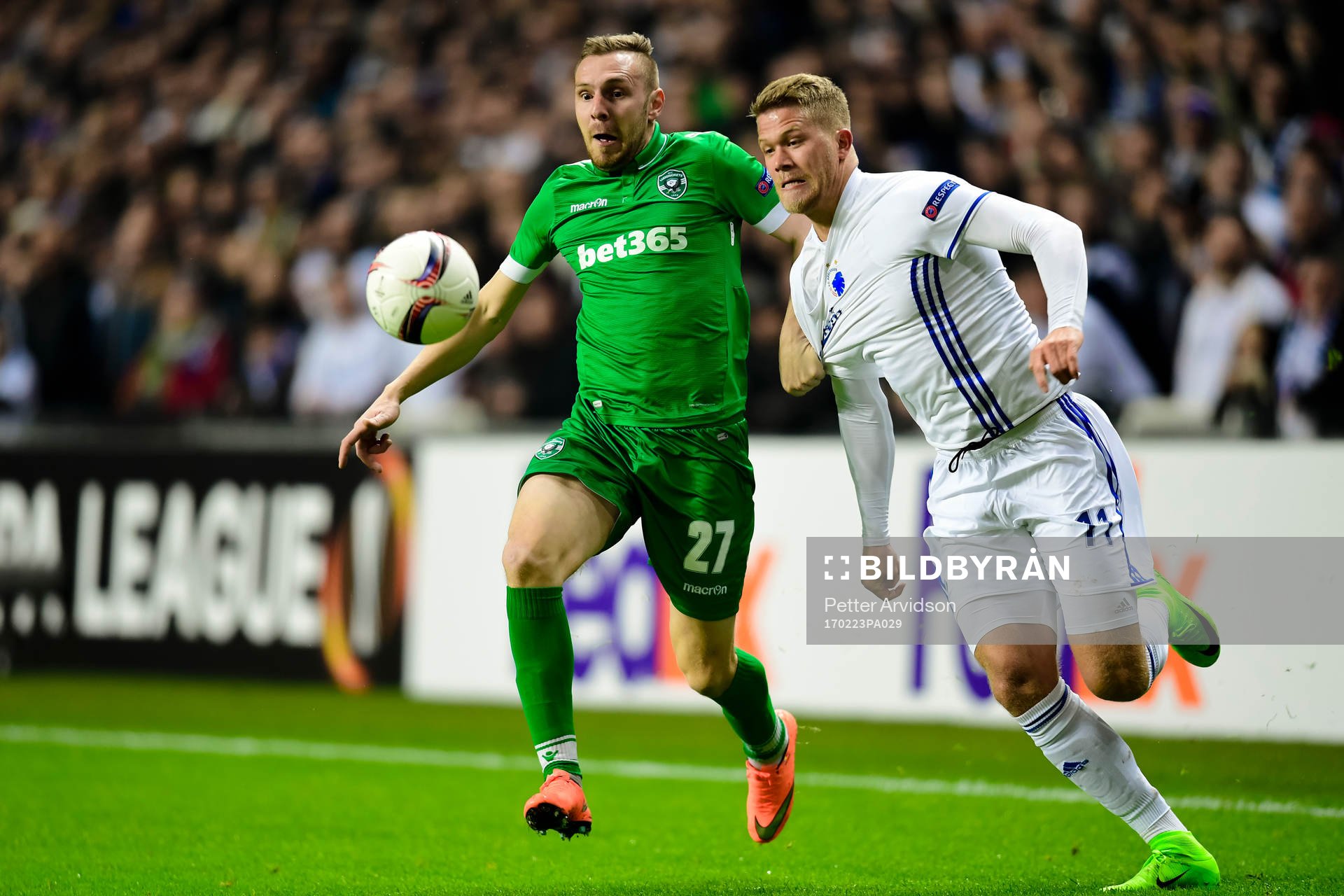 Ludogorets Cosmin Moti och FC Köpenhamns Andreas Cornelius