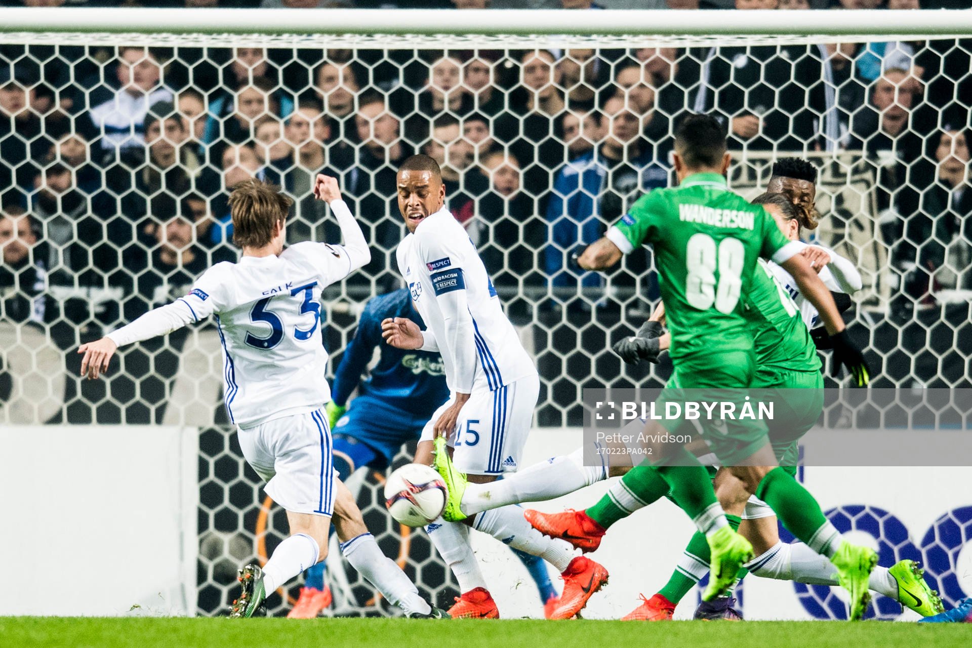 FC Köpenhamns Mathias Jörgensen täcker skott från