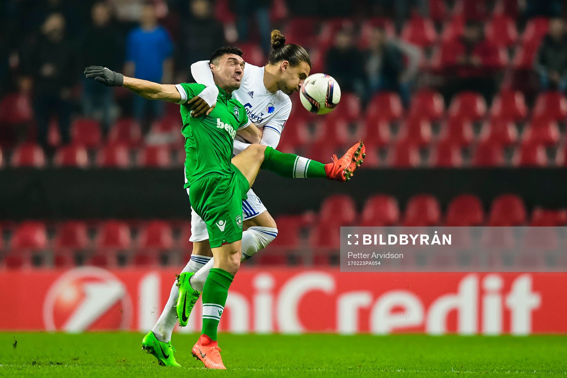 Ludogorets Claudiu Keseru och FC Köpenhamns Erik Johansson