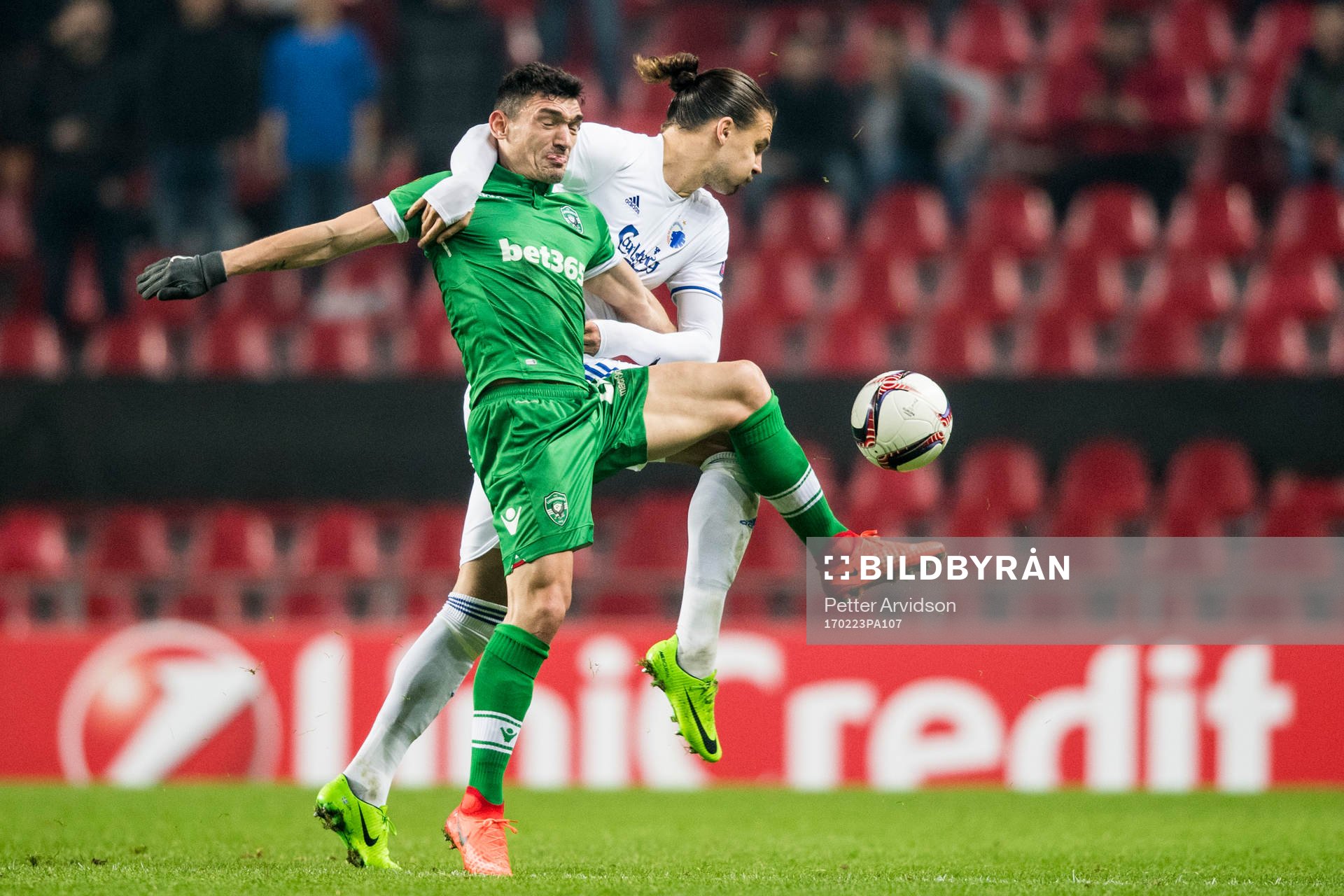 Ludogorets Claudiu Keseru och FC Köpenhamns Erik Johansson