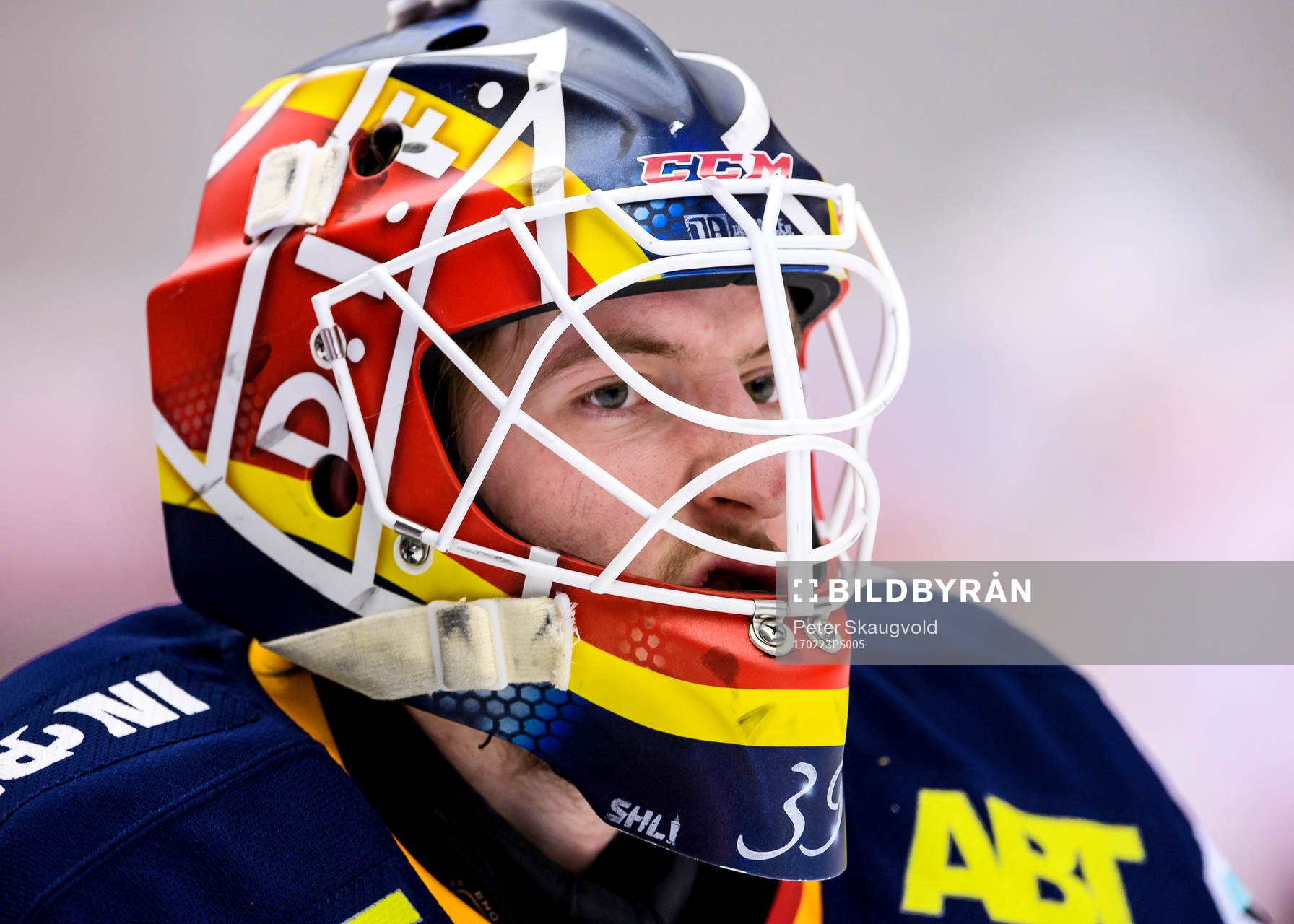 Djurgårdens målvakt Adam Reideborn på uppvärmningen