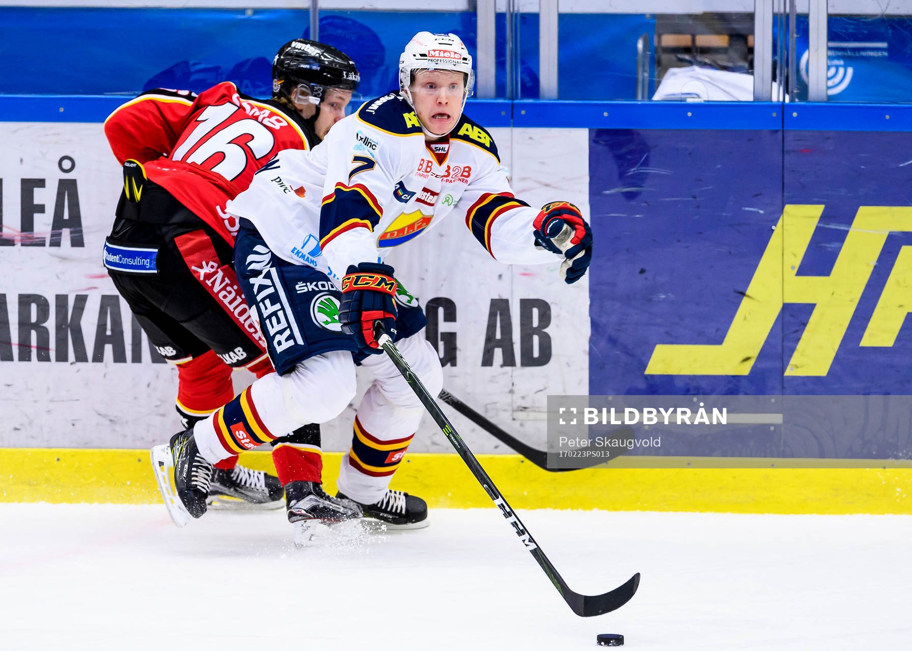 Djurgårdens Emil Johansson med pucken