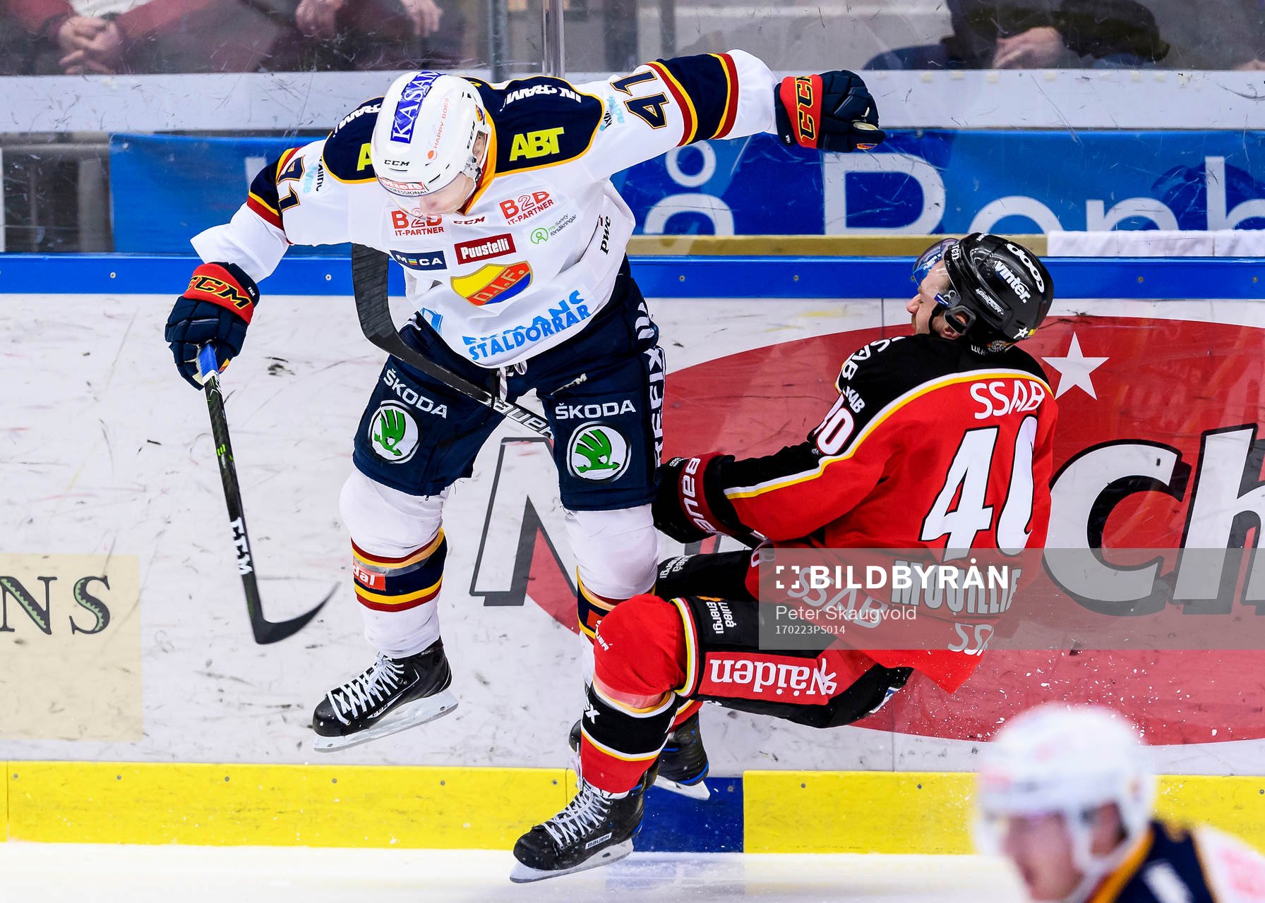 Djurgårdens Alexander Falk tacklar Luleås Kael Mouillierat