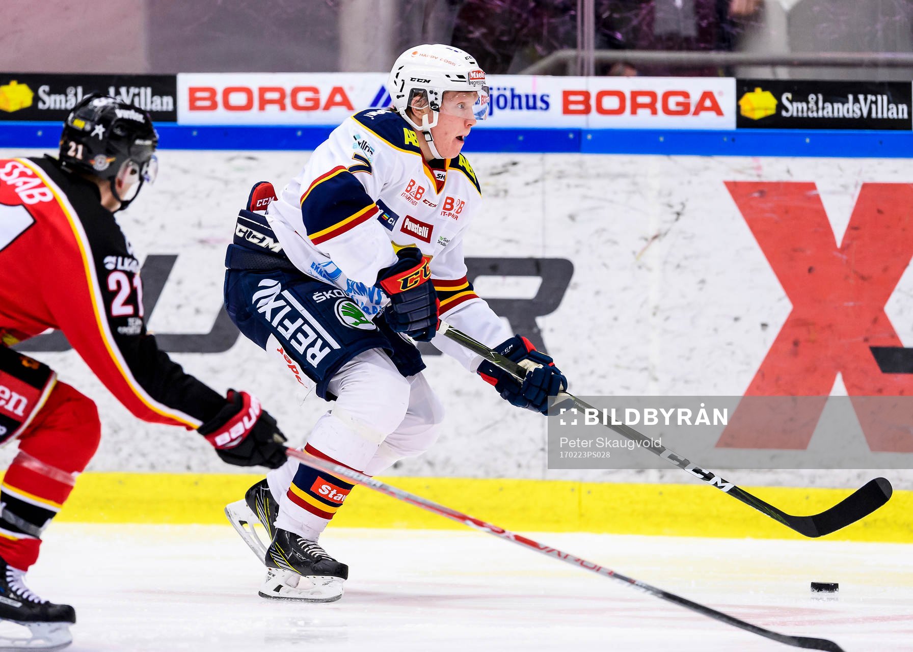Djurgårdens Emil Johansson med pucken