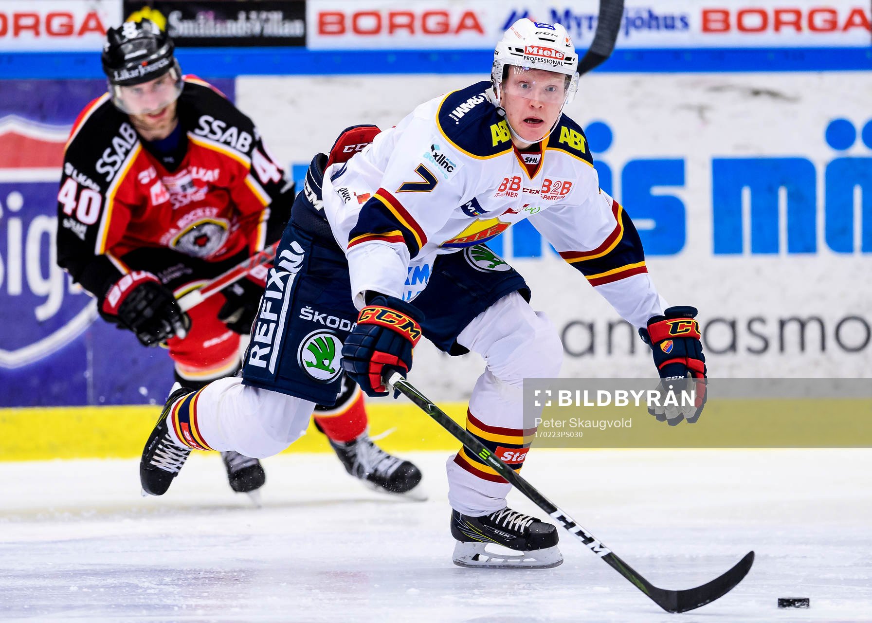 Djurgårdens Emil Johansson med pucken