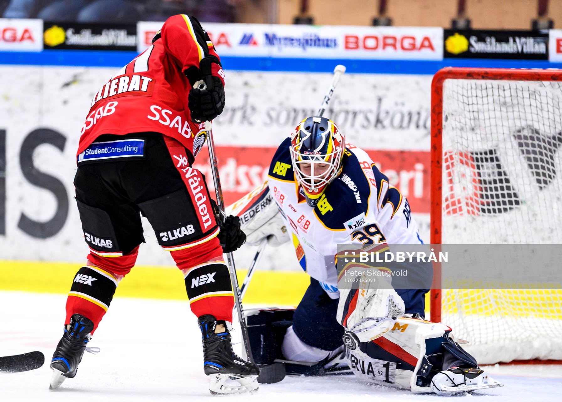Djurgårdens målvakt Adam Reideborn räddar en styrning