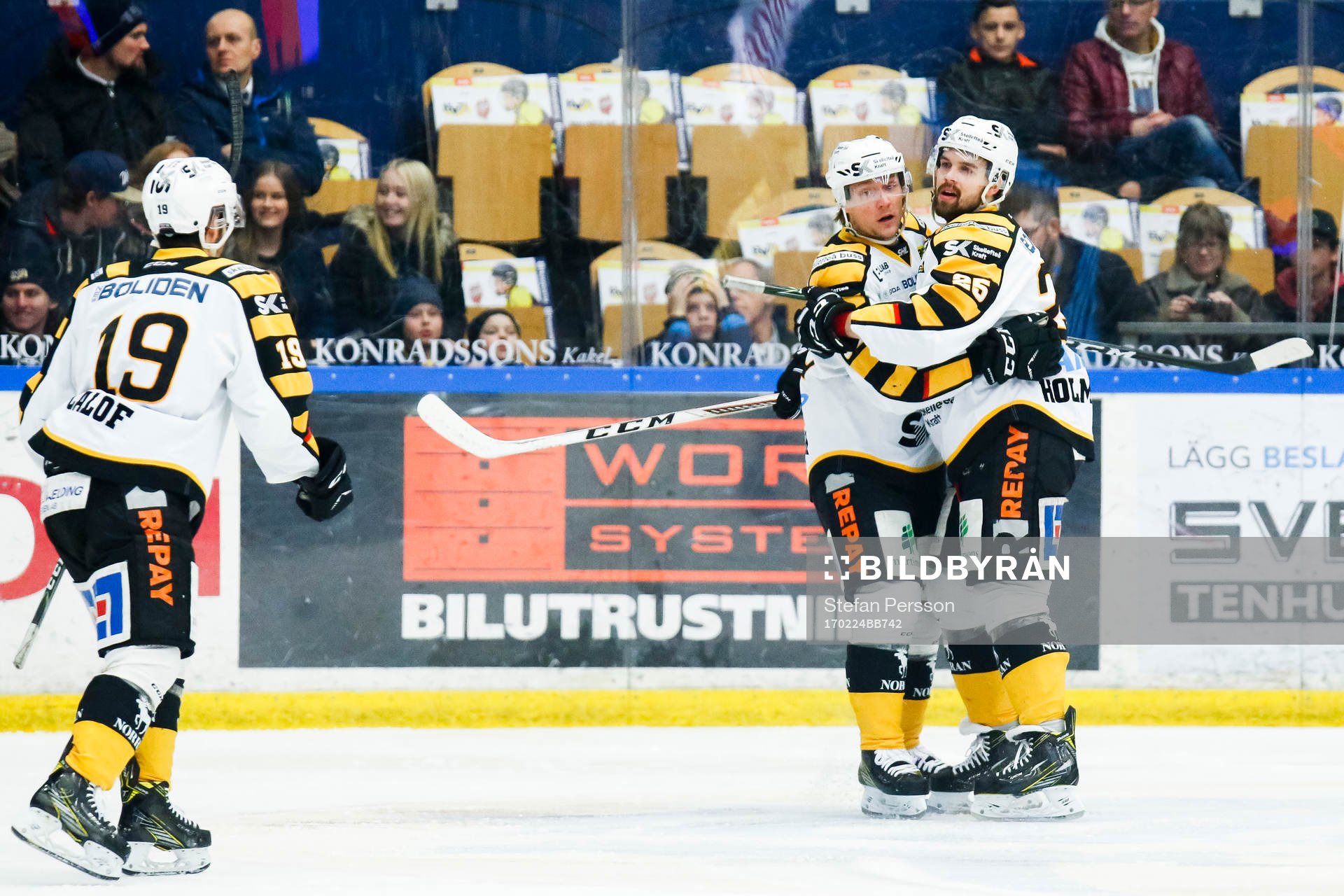 Skellefteås Jesper Olofsson och Axel Holmström  jublar
