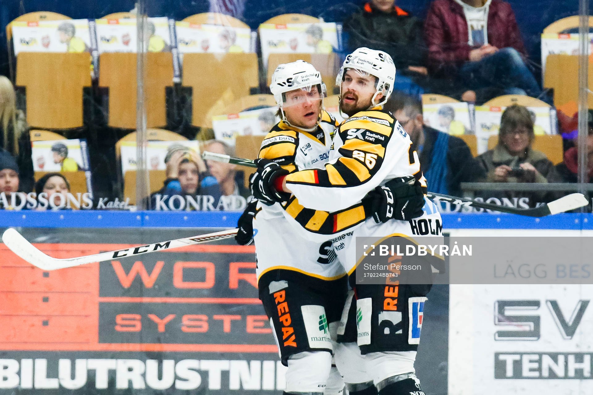 Skellefteås Jesper Olofsson och Axel Holmström  jublar