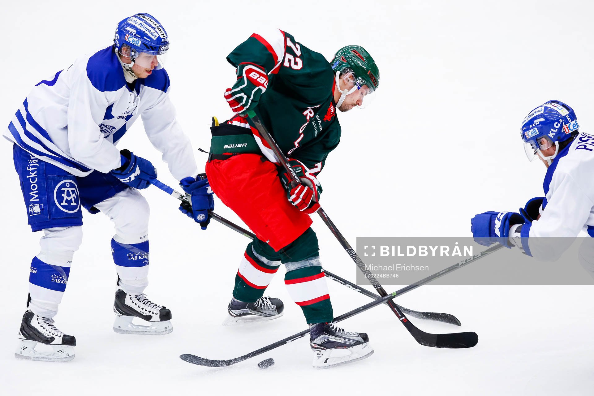 Leksands János Hári och Joe Piskula i kamp mot Frölundas