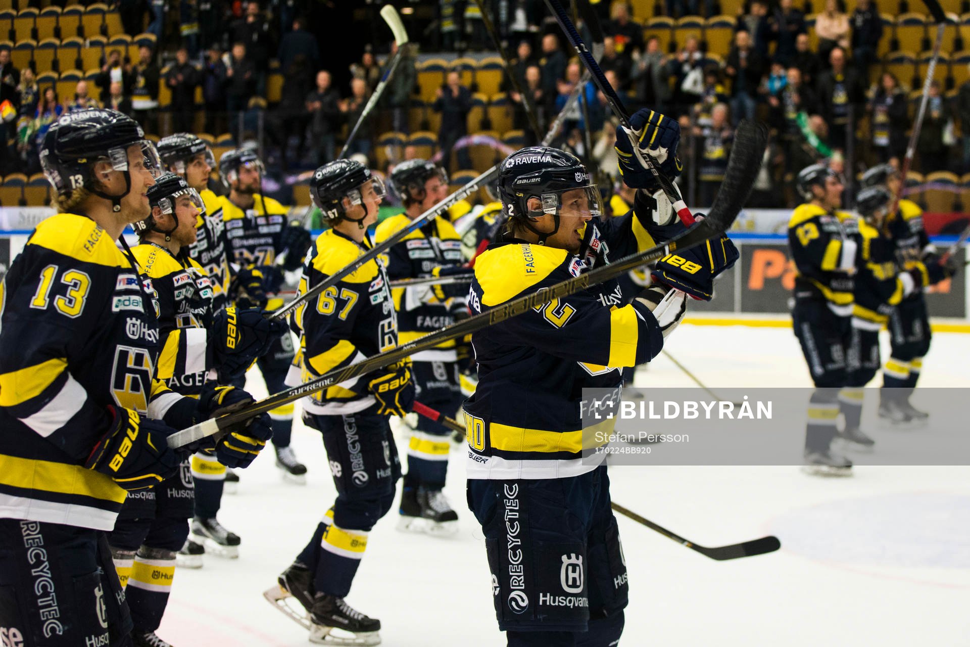 s spelare med HV71:s Kristofer Berglund   längst fram