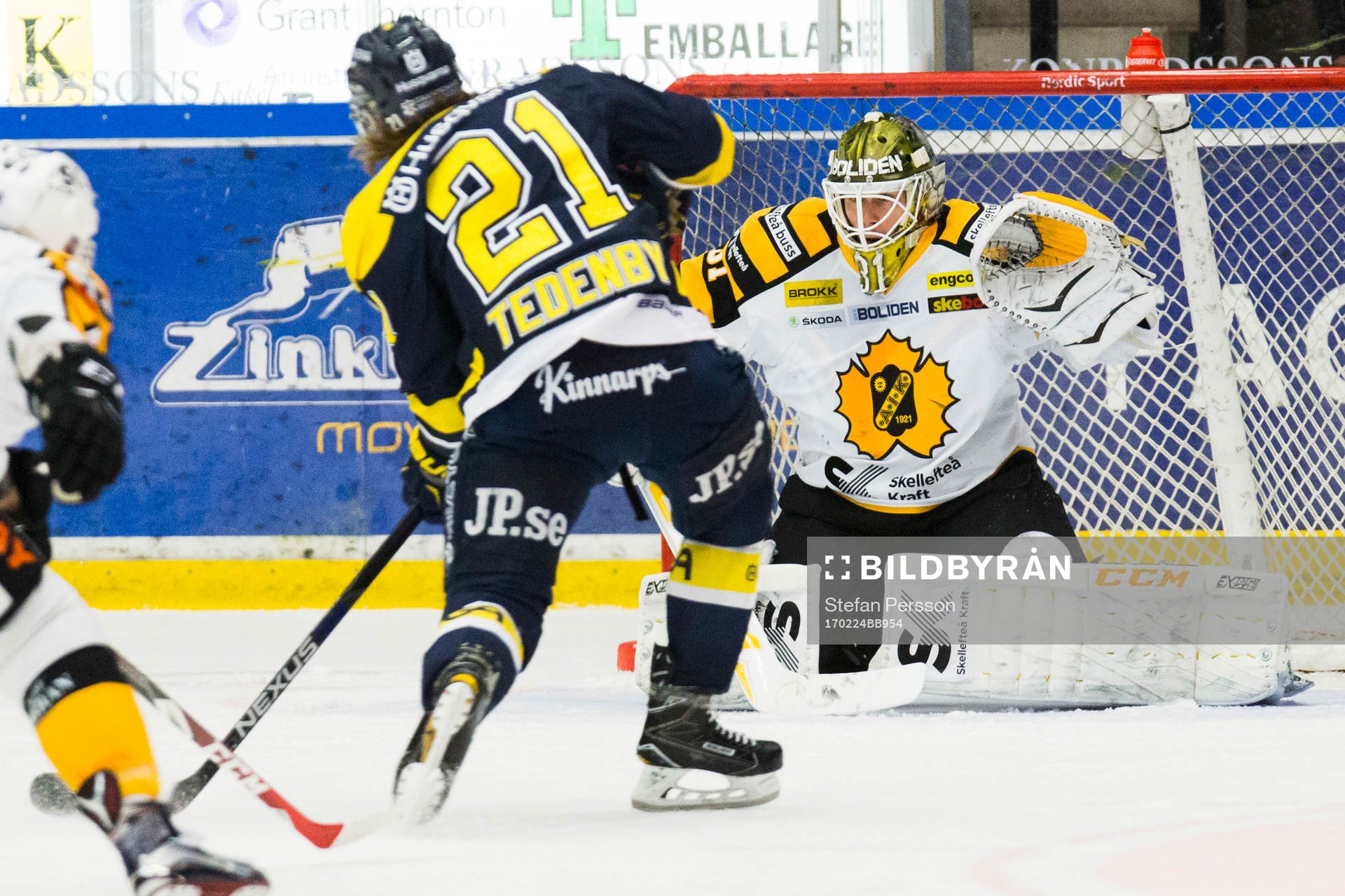 s Mattias Tedenby gör mål till 5-1 bakom Skellefteås