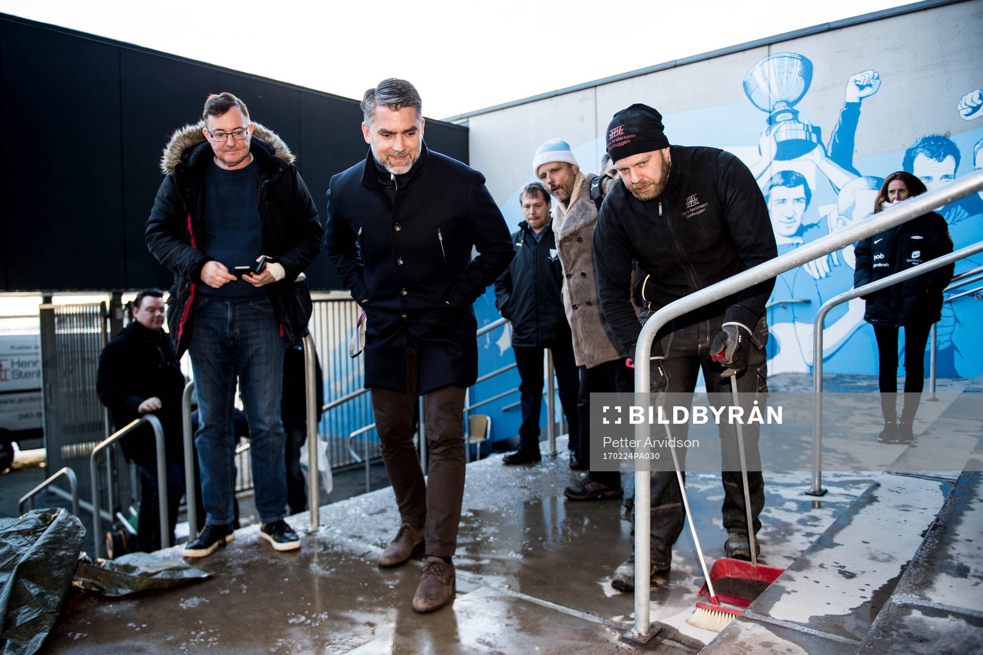 Malmö FFs VD Niclas Carlnén (m) tittar på när 2016 blir