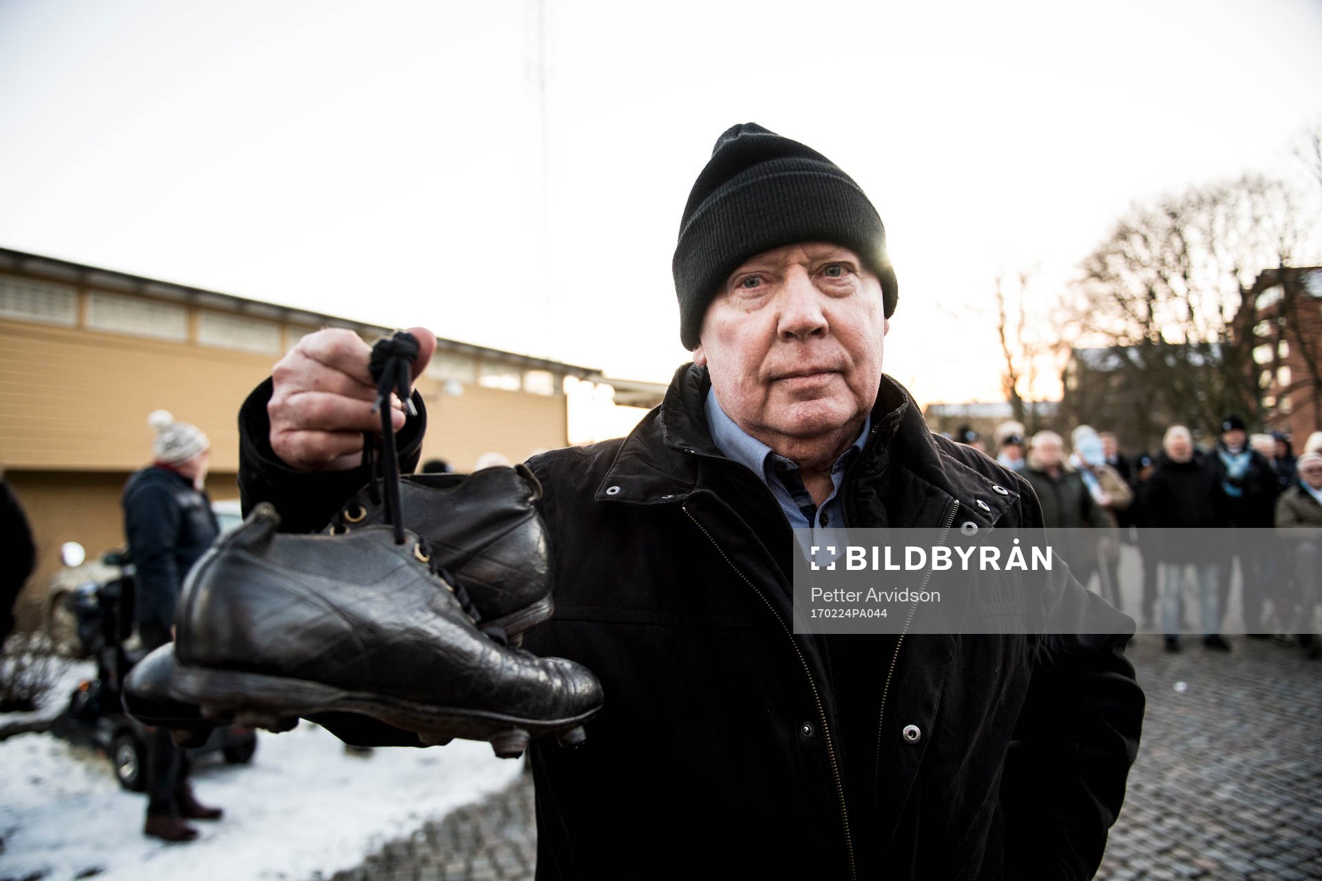 Bertil Nilsson visar up Andreas Nilssons gamla fotbollsskor