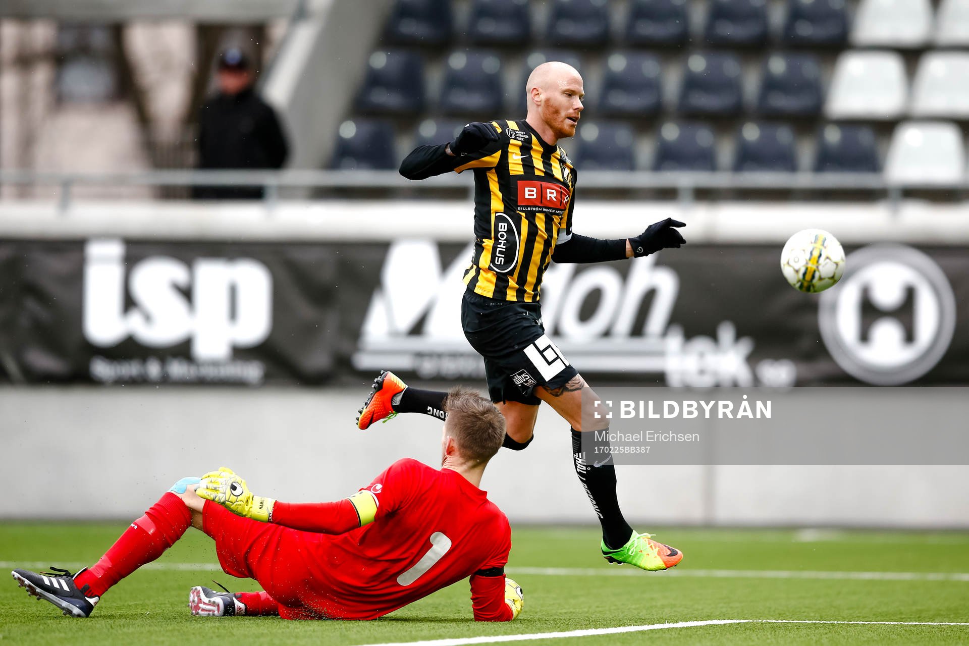 Åtvidabergs målvakt Gustav Jansson räddar målchans
