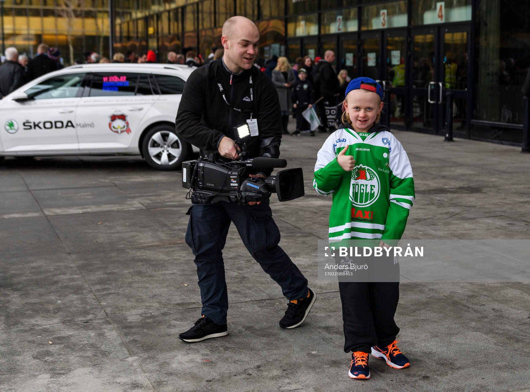 En ung Rögle supporter filmas av CMore