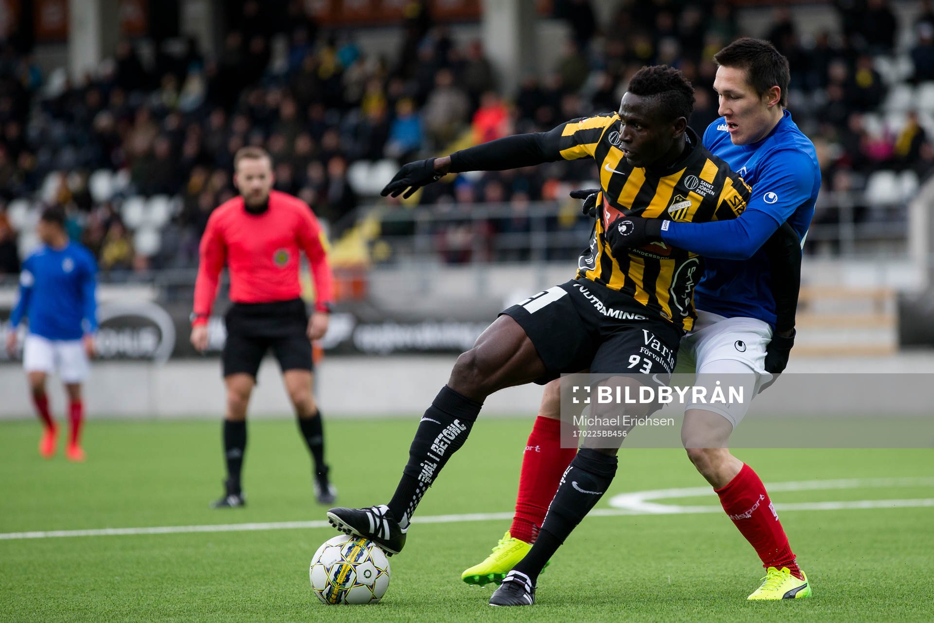 Häckens Alhassan Kamara håller undan för Åtvidabergs