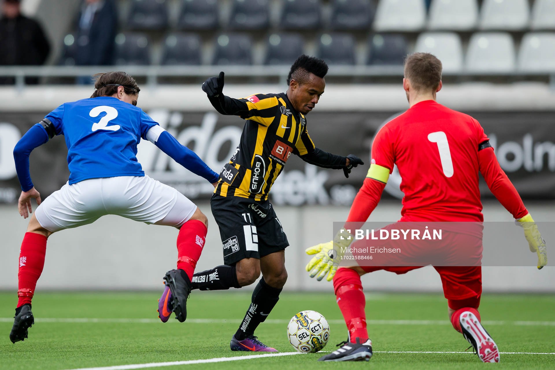 Häckens Nasiru Mohammed mellan Åtvidabergs Jon Birkfeldt