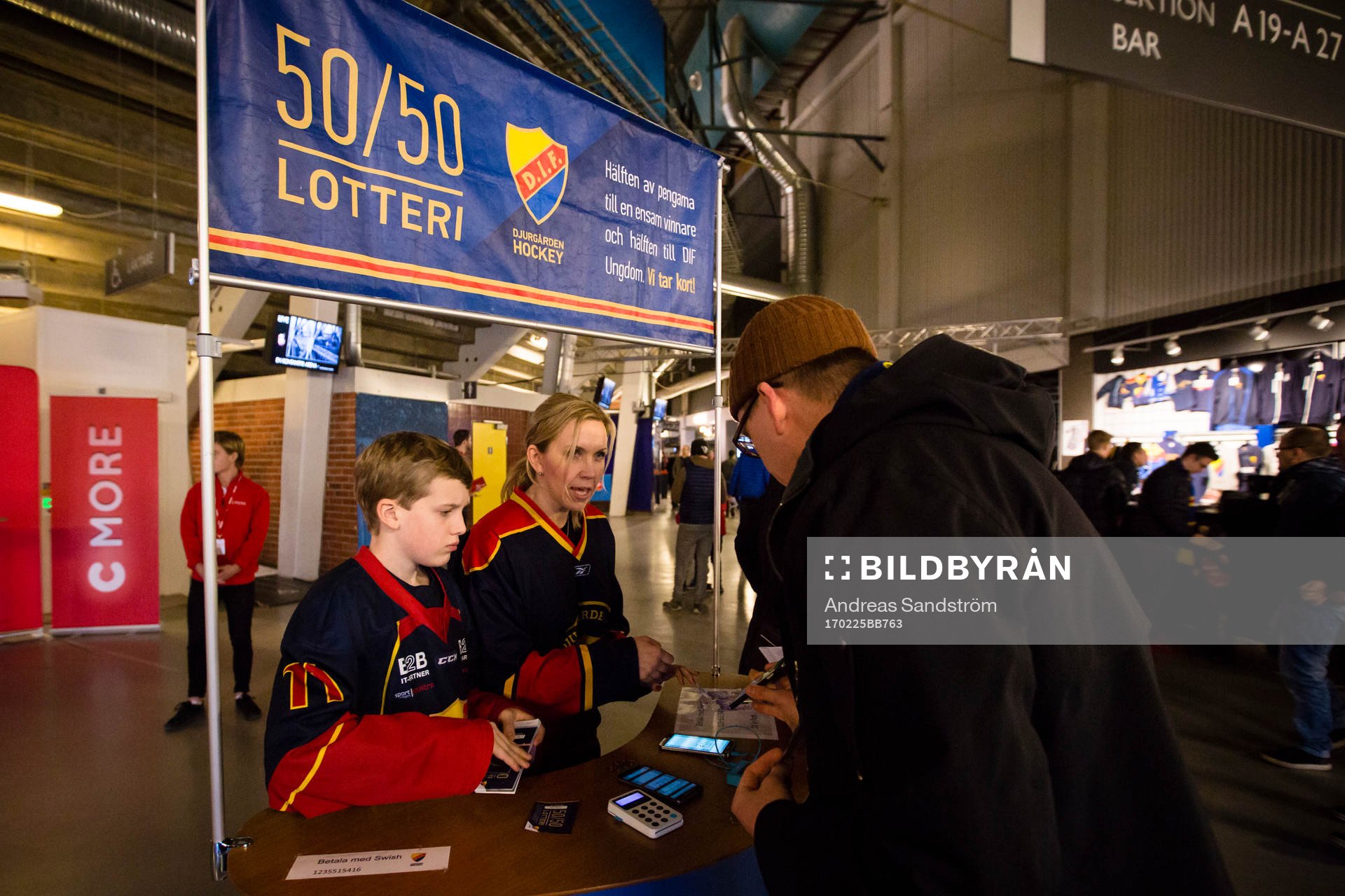 En person köper 50/50 lotter