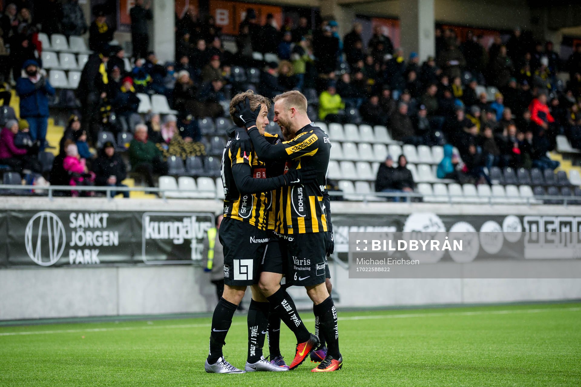 Häckens Jakob Lindström omfamnas av Alexander Faltsetas