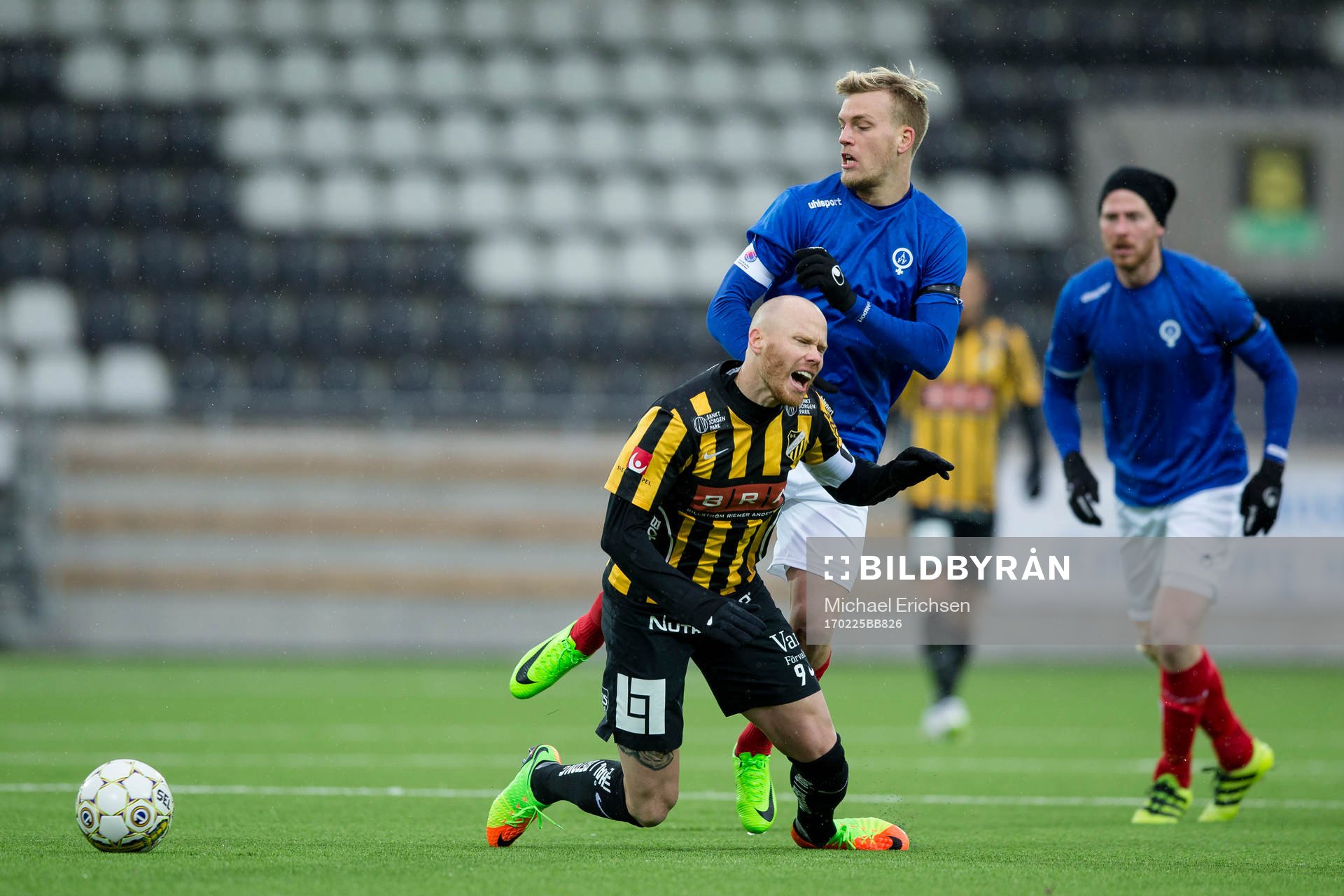 Häckens Alexander Farnerud faller