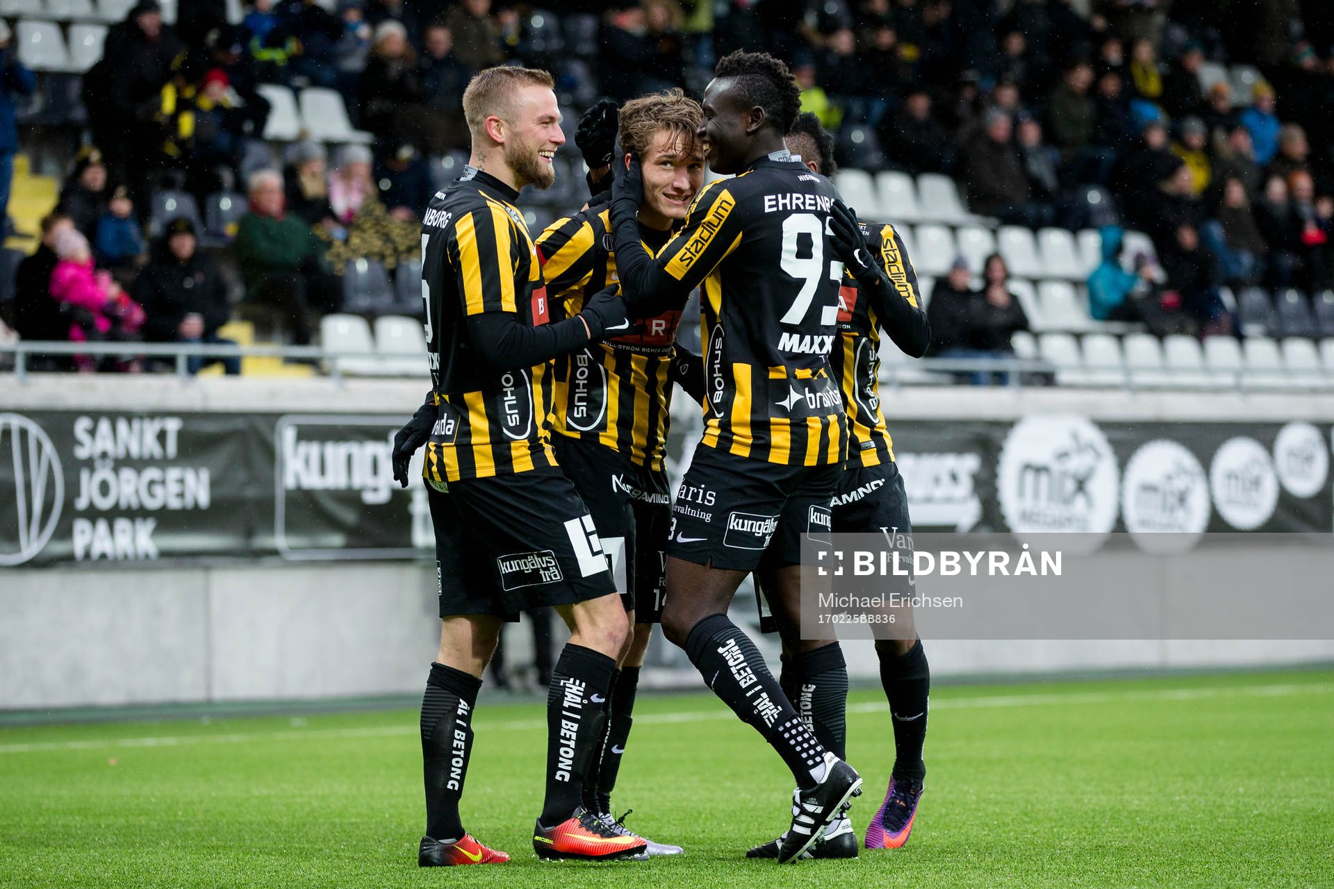 Häckens Jakob Lindström jublar ihop med Alexander
