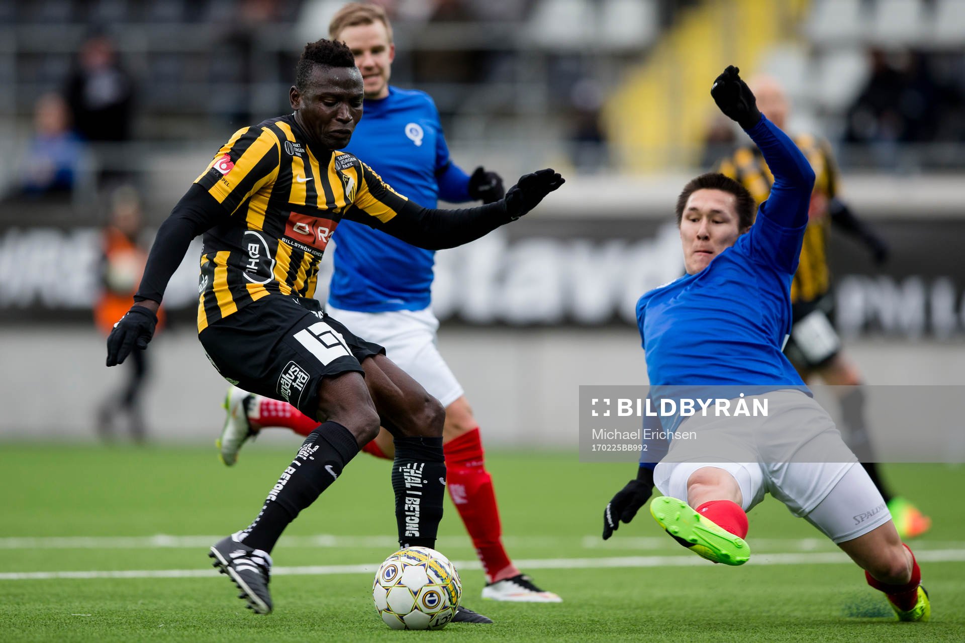 Häckens Alhassan Kamara laddar för skott mot Åtvidabergs