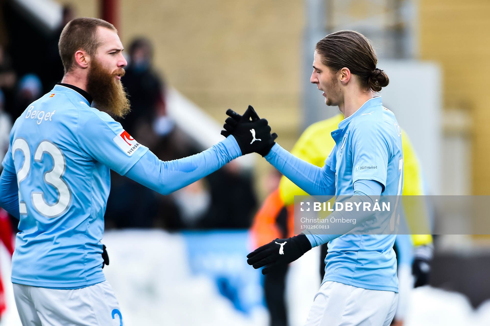 Malmö FFs Jo Inge Berget och Pawel Cibicki  jublar efter 1-0 under träningsmatchen i fotboll mellan Malmö FF och SK Brann den 25 februari 2017 i Malmö.
