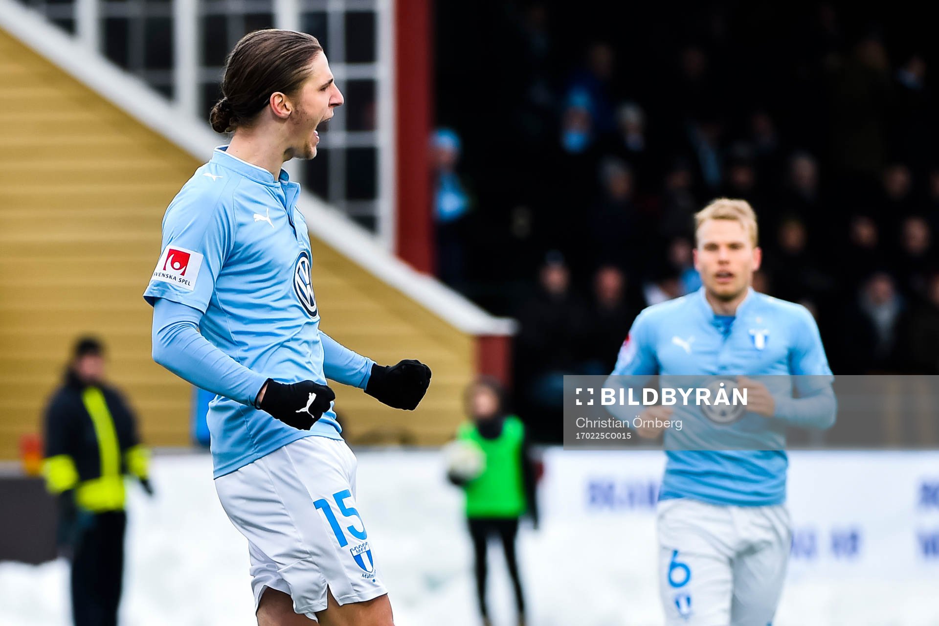 Malmö FFs Pawel Cibicki och Oscar Lewicki jublar efter 1-0 under träningsmatchen i fotboll mellan Malmö FF och SK Brann den 25 februari 2017 i Malmö.