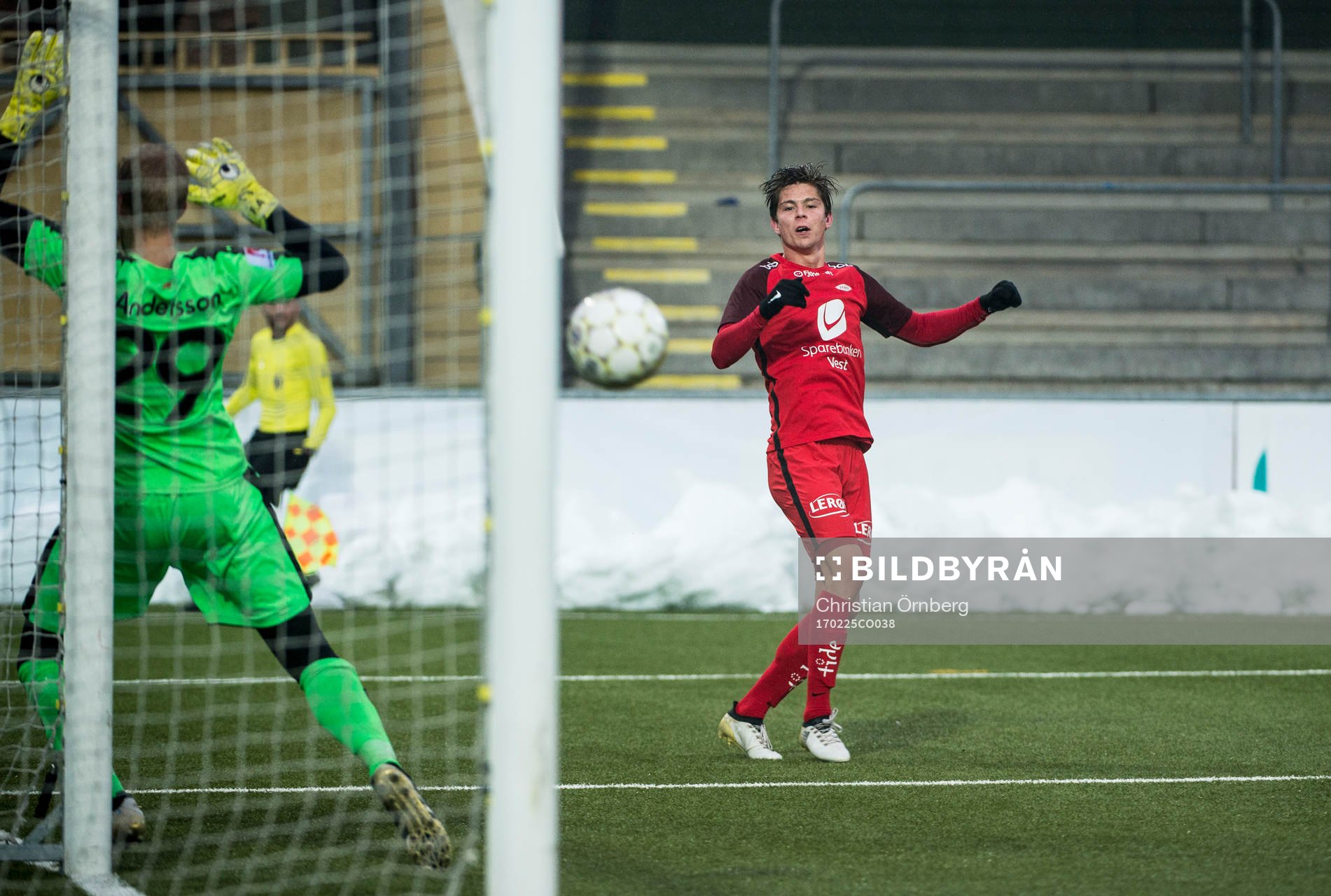 Branns Torgeir Börven mot Malmö FFs målvakt Fredrik Andersson under träningsmatchen i fotboll mellan Malmö FF och SK Brann den 25 februari 2017 i Malmö.