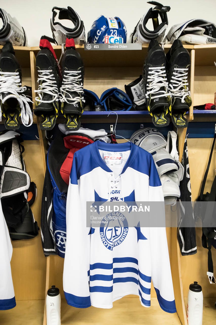 Leksands retrotröja i omlärnings rummet i ishockeymatchen