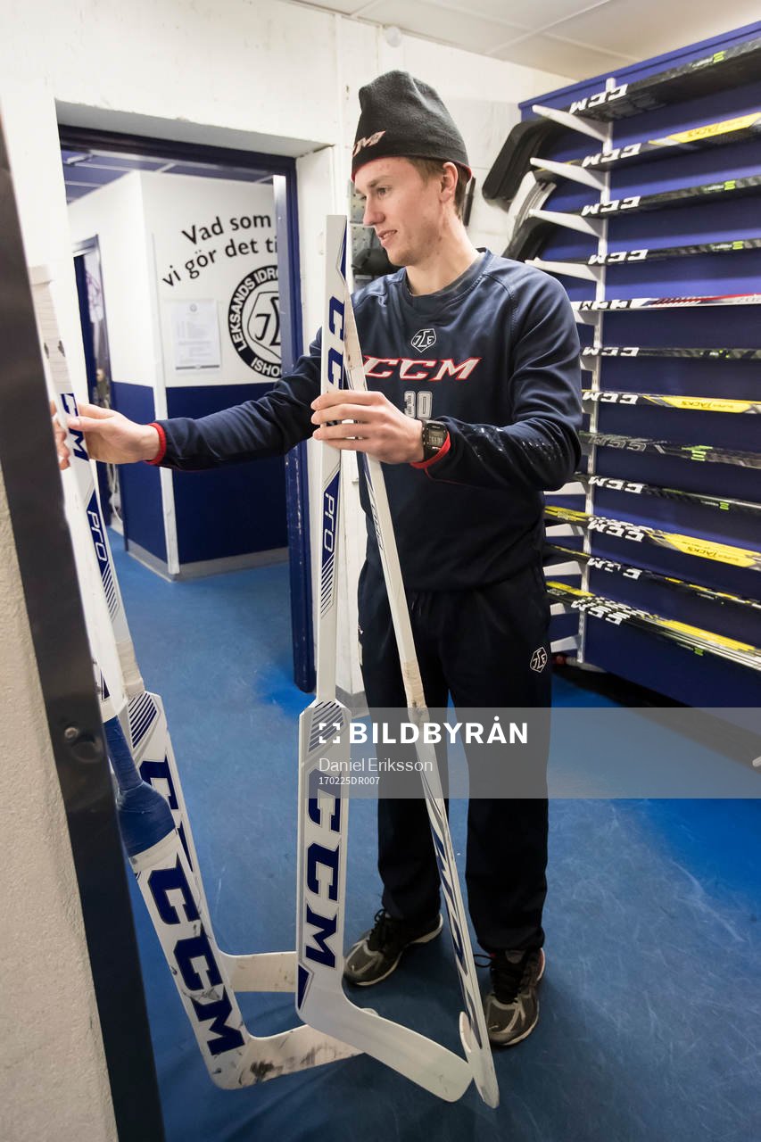 Leksands målvakt Henrik Haukeland väljer klubbor innan