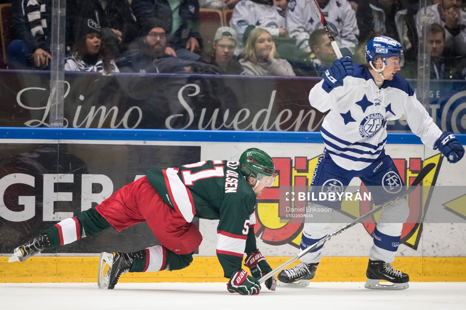 Frölundas Mats Rosseli Olsen faller bakom Leksands Patrik