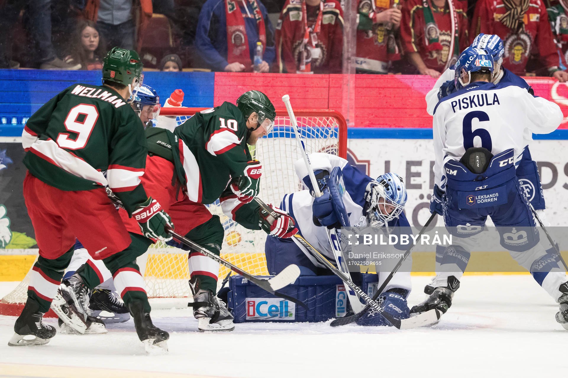 Leksands målvakt Henrik Haukeland blockerar pucken