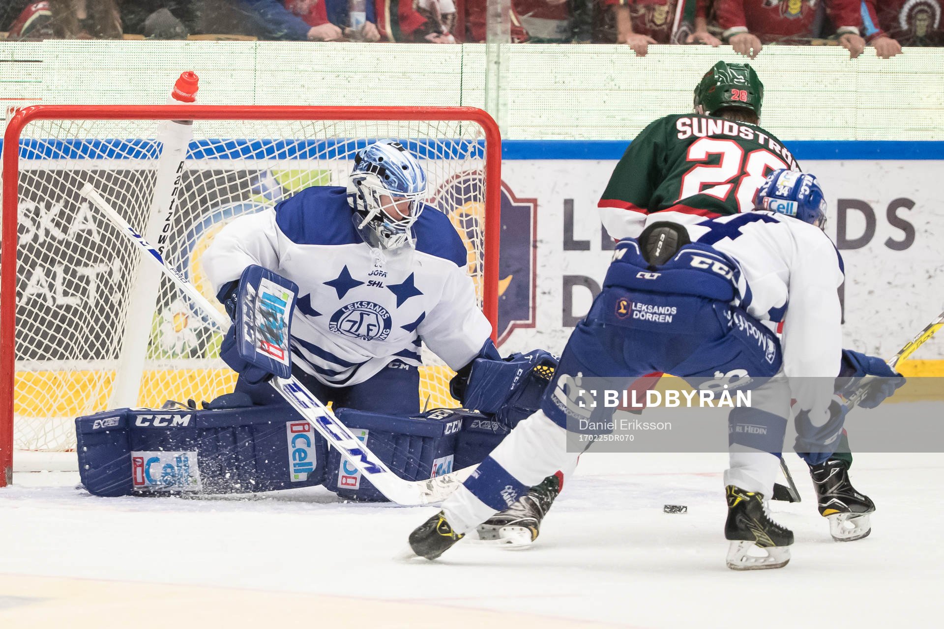 Frölundas Johan Sundström framför Leksands målvakt