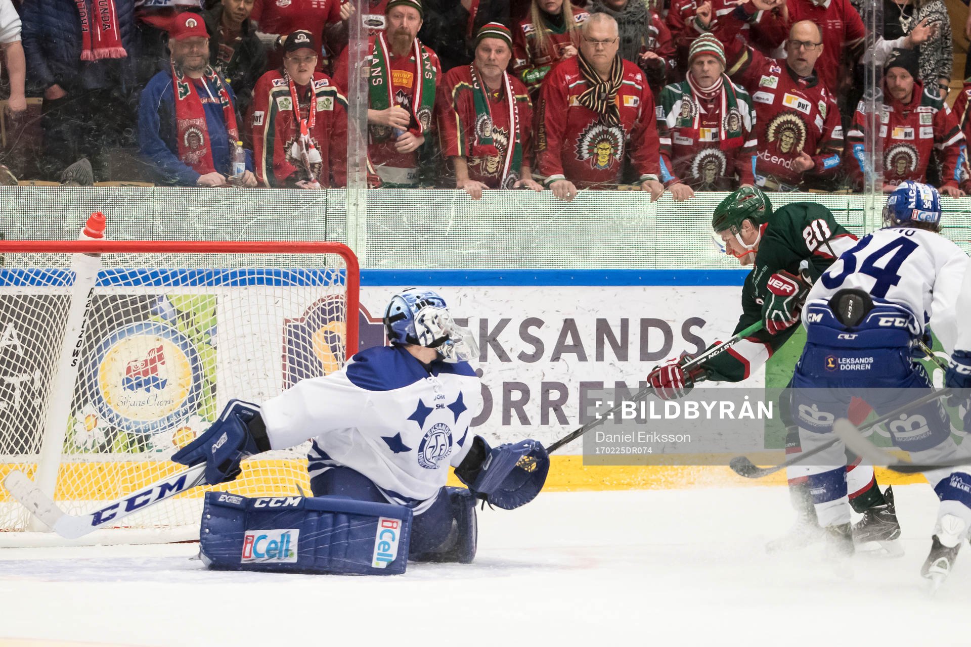 Frölundas Johan Sundström framför Leksands målvakt