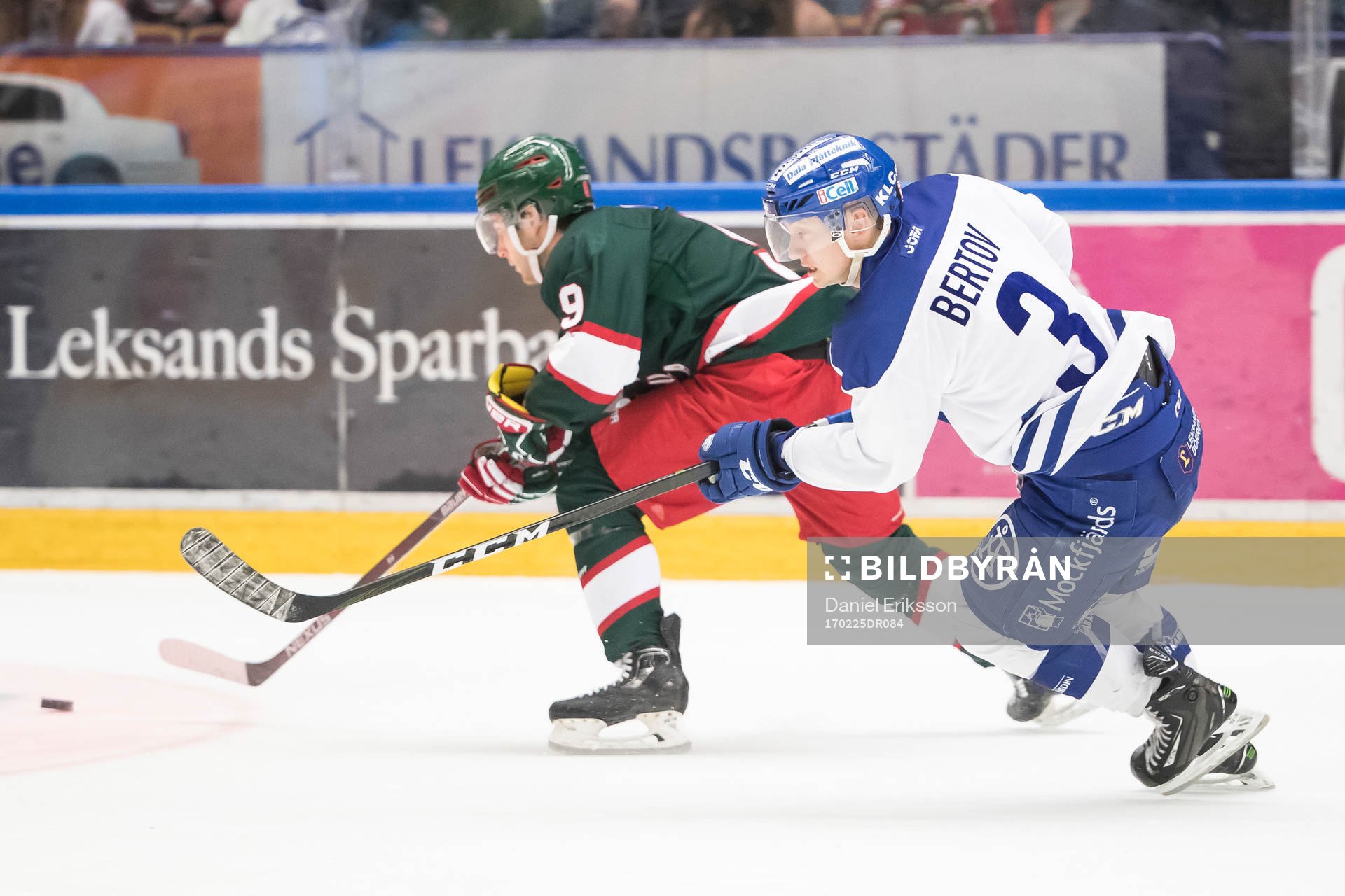 Leksands Daniel Bertov jagar Frölundas Casey Wellman i