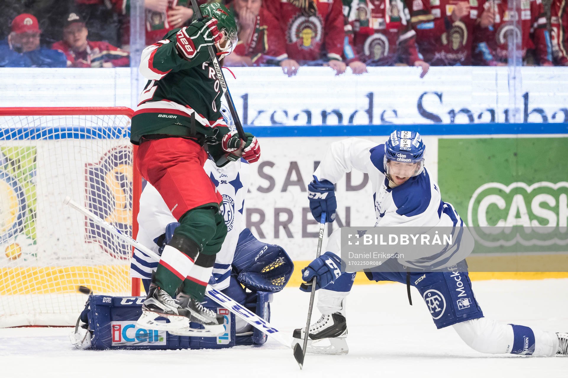 Leksands János Hári framför Leksands målvakt Henrik